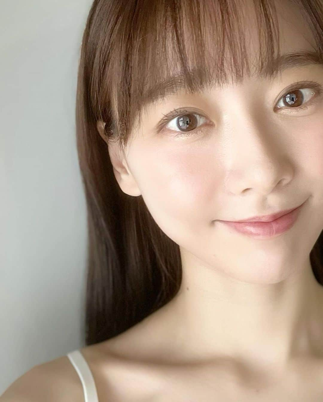 葉月祥子さんのインスタグラム写真 - (葉月祥子Instagram)「Beauty用の撮影は、やっぱり自然光が命☀️✨  ⁡ 早起きして撮影頑張ったんだ〜🥱🤍 ⁡ ⁡  最近お肌の為に、大好きなドーナツとポテトチップス我慢してて、やっぱり身体は嘘つかないなって思った🥲✨  (でも昨日とうとう🍩食べちゃった😂) クリスピークリームドーナツの誘惑には勝てんかった…  明日の撮影も楽しみ🌿💫  🪡camisole @uniqlo_jp  #肌 #肌質改善 #美容 #スキンケア #skincare #自然光 #beauty #ビューティー #撮影 #写真 #modellife #🎞」6月8日 12時45分 - shokohazz210