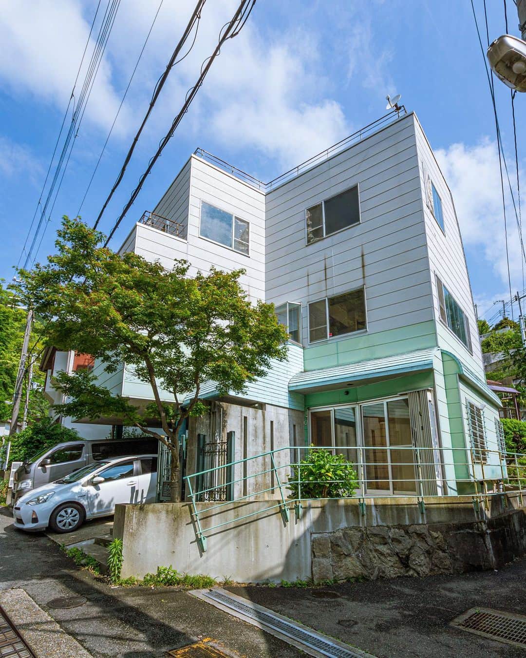 のインスタグラム：「いよいよリノベーション工事が始まる神戸市須磨区のre.haus-syの着工前外観です。築29年のため汚れや劣化.不具合はありますが、建主のこだわりが感じられるポテンシャルの高い建物です♪  □re.haus-sy□ 兵庫県神戸市須磨区 #rehaus_sy  #建築 #建築家 #家づくり #外観 #工事前 #リノベーション #リフォーム #須磨 #須磨浦公園 #外観デザイン #神戸 #設計事務所 #アトリエ #renovation #reform #elevation #facade #suma #kobe #instahome #instahouse #一級建築士事務所haus」