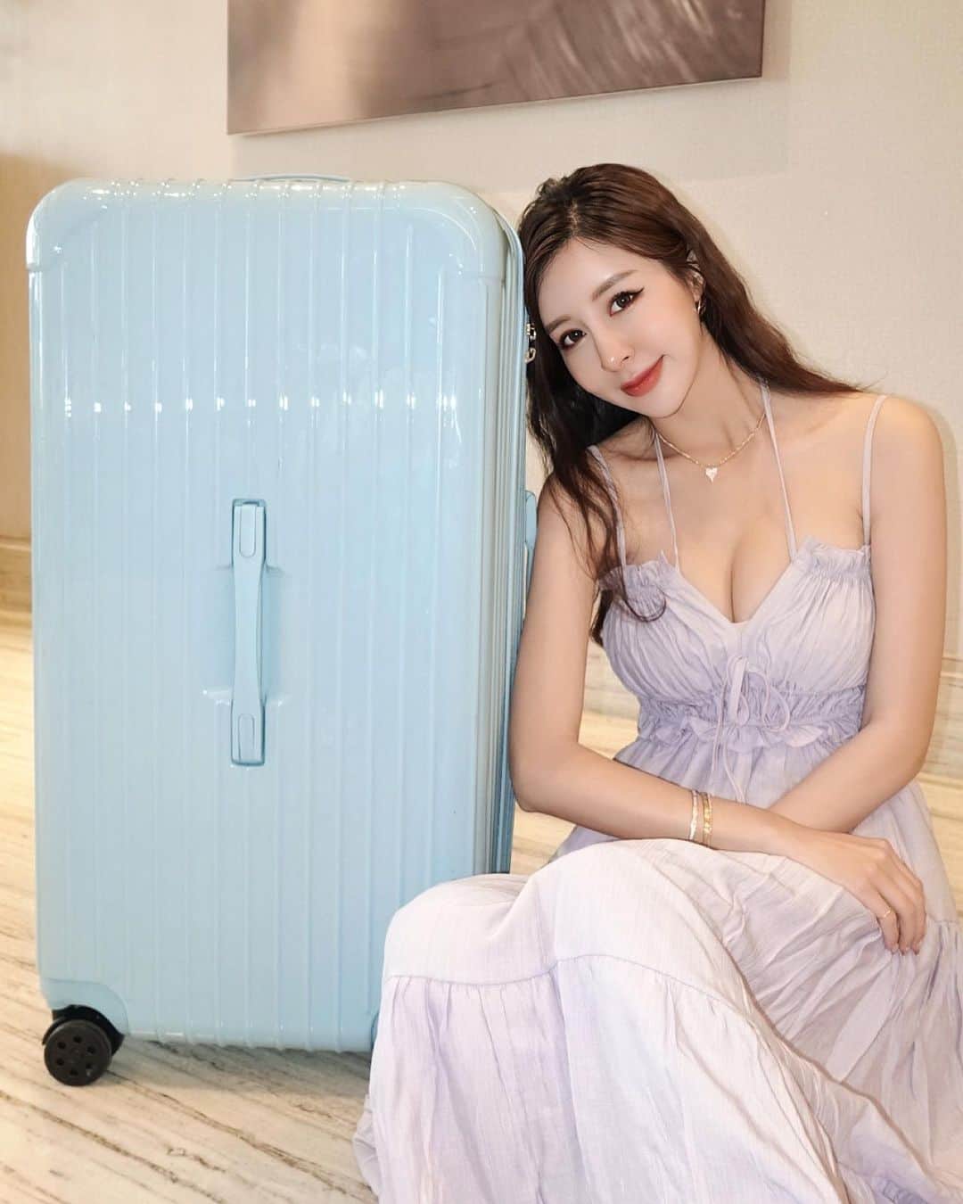 リタ（瑞塔兒）のインスタグラム：「旅行的好伴侶～這顆好美好美🩵🩵🩵 / 完美又耐裝的行李箱～是美麗的寶寶藍！行李箱容量是50吋的唷！基本上到哪個國家都沒問題！ 我自己覺得女生使用起來也很可以✔️現在那麼常出國真的很需要一個實用的行李箱～推薦給你們！ / 截圖#Rita 我的這篇分享文章，購買即可享一顆就免運🥹🥹🥹（截止日至六月底，如果訂購多顆 只享有一顆免運唷） @z.zebra0611」