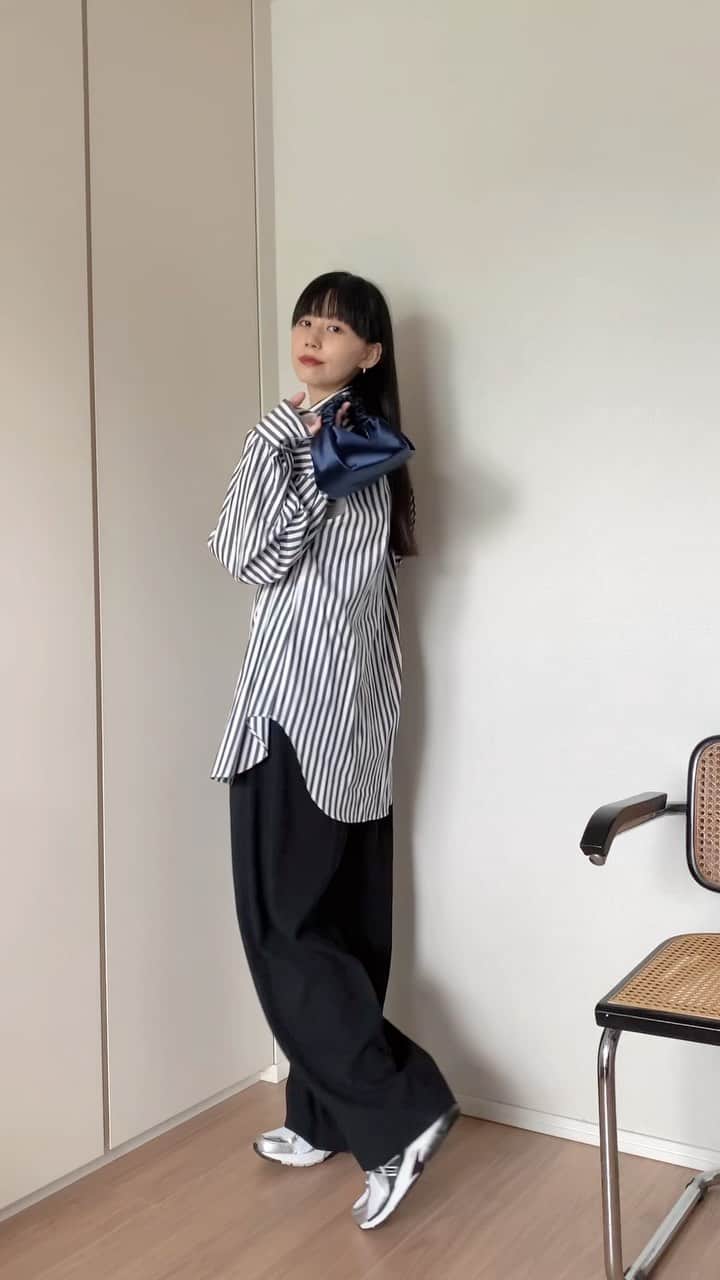 Shiho Sasakiのインスタグラム：「outfit🩵  camisole @baserange.store.tokyo  shirt @lecielbleu_official  pants @mm6maisonmargiela  sneakers @newbalance ML860 bag @alexanderwangny   #私服 #夏コーデ」