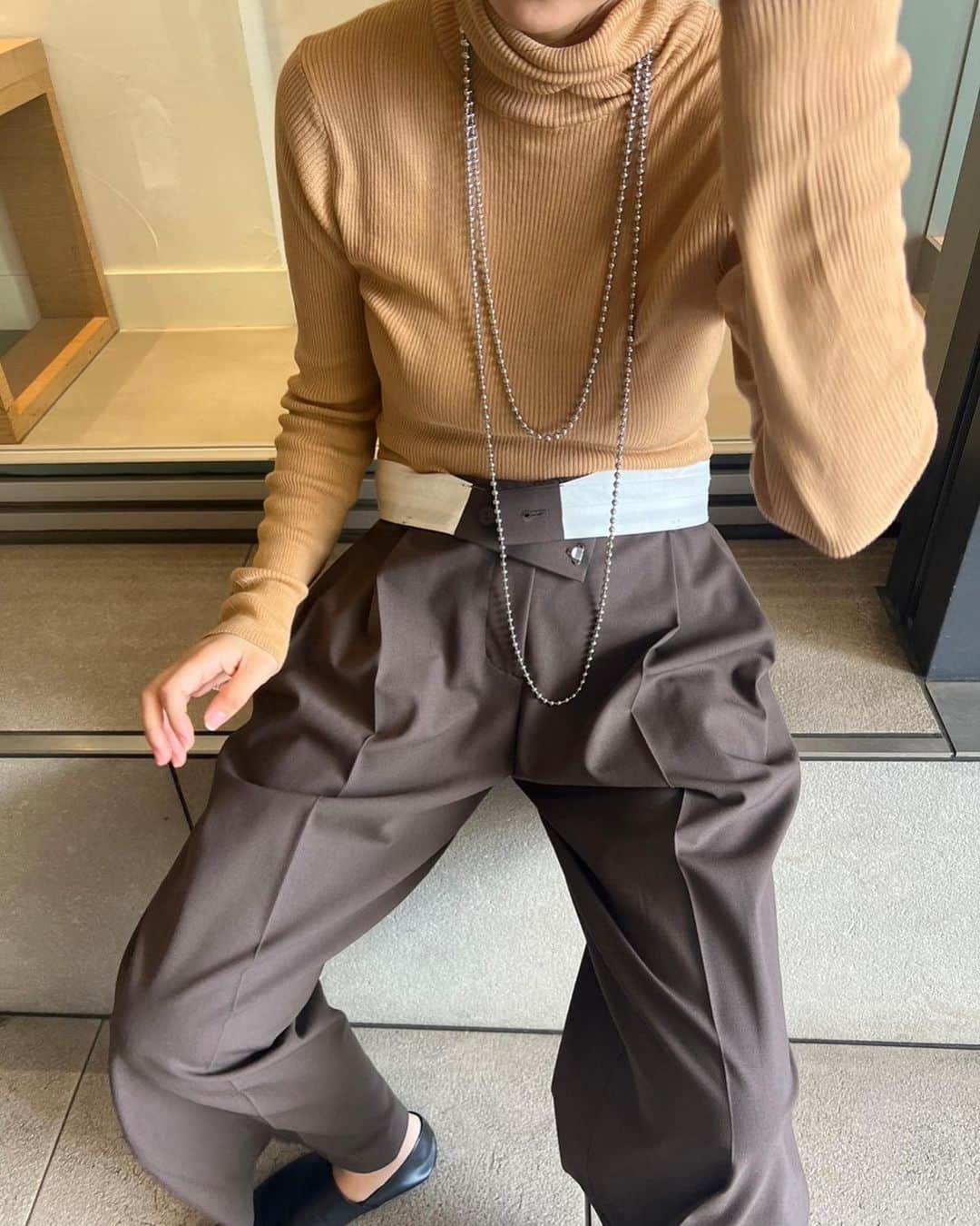 ETRÉ TOKYO ストアさんのインスタグラム写真 - (ETRÉ TOKYO ストアInstagram)「@etretokyo  【'23 Autumn Pre Order】 ㅤㅤㅤ ㅤㅤ #ETREシアーニットボディースーツ WHITE / GREY / BROWN F size ¥22,000(tax in) ㅤㅤ  新宿スタッフ @etretokyo_maki 161cm ㅤㅤㅤ ㅤ本社スタッフ @etretokyo_sorami  162cm ㅤㅤ  着用カラー：BROWN ㅤㅤㅤ  ┈┈┈┈┈┈┈┈┈┈┈┈┈┈┈  【INFORMATION】 ⁡ ⁡ ETRÉ TOKYOでは 秋の先行予約会を開催いたします。  -開催期間-  ◼️LUMINE SHINJUKU 6/8(thu) - 6/14(wed)  ◼️ONLINE STORE 6/8(thu)19:00 - 6/15(thu)11:59  ※予約受注会となります。 新宿店にてサンプルのご用意もございますので ご試着も可能です。 予約枠に上限がございます。  ※予約商品の画像はサンプルで撮影しております。 実際の製品とは仕様や素材、サイズや色味等が多少異なる場合がございます。  ※お電話でのご予約はできかねます。  ※ご予約後のキャンセルは致しかねます。 お支払いは後払いになります。  ※混雑時には入場制限及び試着点数 の制限を設けさせて頂きます。 また、混雑時にはお電話がつながりにくい 可能性がございます。  予めご了承ください。 ⁡ ⁡ ご理解、ご協力を賜りますよう 心よりお願い申し上げます。 ⁡ ⁡  ㅤㅤㅤ ㅤㅤㅤ 【LUMINE SHINJUKU STORE】 ETRÉ TOKYO ルミネ新宿2店 TEL：03-5989-0979 ー営業時間ー (平日、土日祝)11:00-21:00  ⁡ #etretokyo #etre  #fashion #etretokyoshinjuku #2023etre #etretokyo_staff_ootd #2023aw #受注会 #先行予約 #プレオーダー #スタッフコーディネート #スタッフスナップ #秋服コーデ #ルミネ新宿2 #ブラウンコーデ #シアーニット #タートルニット #ボディースーツ #秋カラーコーデ #タックパンツ ⁡ ㅤㅤㅤ」6月8日 20時10分 - etretokyo_store