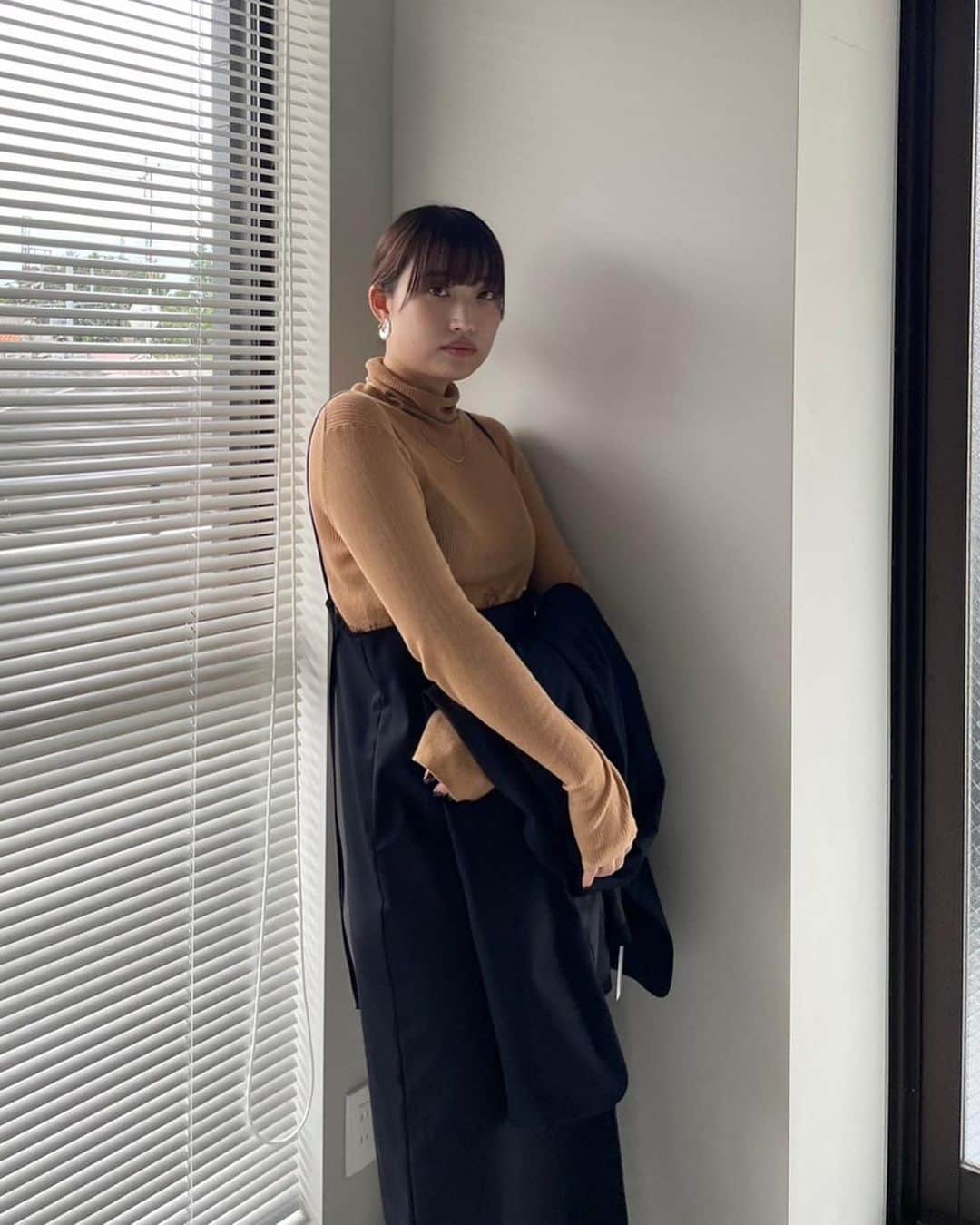 ETRÉ TOKYO ストアさんのインスタグラム写真 - (ETRÉ TOKYO ストアInstagram)「@etretokyo  【'23 Autumn Pre Order】 ㅤㅤㅤ ㅤㅤ #ETREシアーニットボディースーツ WHITE / GREY / BROWN F size ¥22,000(tax in) ㅤㅤ  新宿スタッフ @etretokyo_maki 161cm ㅤㅤㅤ ㅤ本社スタッフ @etretokyo_sorami  162cm ㅤㅤ  着用カラー：BROWN ㅤㅤㅤ  ┈┈┈┈┈┈┈┈┈┈┈┈┈┈┈  【INFORMATION】 ⁡ ⁡ ETRÉ TOKYOでは 秋の先行予約会を開催いたします。  -開催期間-  ◼️LUMINE SHINJUKU 6/8(thu) - 6/14(wed)  ◼️ONLINE STORE 6/8(thu)19:00 - 6/15(thu)11:59  ※予約受注会となります。 新宿店にてサンプルのご用意もございますので ご試着も可能です。 予約枠に上限がございます。  ※予約商品の画像はサンプルで撮影しております。 実際の製品とは仕様や素材、サイズや色味等が多少異なる場合がございます。  ※お電話でのご予約はできかねます。  ※ご予約後のキャンセルは致しかねます。 お支払いは後払いになります。  ※混雑時には入場制限及び試着点数 の制限を設けさせて頂きます。 また、混雑時にはお電話がつながりにくい 可能性がございます。  予めご了承ください。 ⁡ ⁡ ご理解、ご協力を賜りますよう 心よりお願い申し上げます。 ⁡ ⁡  ㅤㅤㅤ ㅤㅤㅤ 【LUMINE SHINJUKU STORE】 ETRÉ TOKYO ルミネ新宿2店 TEL：03-5989-0979 ー営業時間ー (平日、土日祝)11:00-21:00  ⁡ #etretokyo #etre  #fashion #etretokyoshinjuku #2023etre #etretokyo_staff_ootd #2023aw #受注会 #先行予約 #プレオーダー #スタッフコーディネート #スタッフスナップ #秋服コーデ #ルミネ新宿2 #ブラウンコーデ #シアーニット #タートルニット #ボディースーツ #秋カラーコーデ #タックパンツ ⁡ ㅤㅤㅤ」6月8日 20時10分 - etretokyo_store