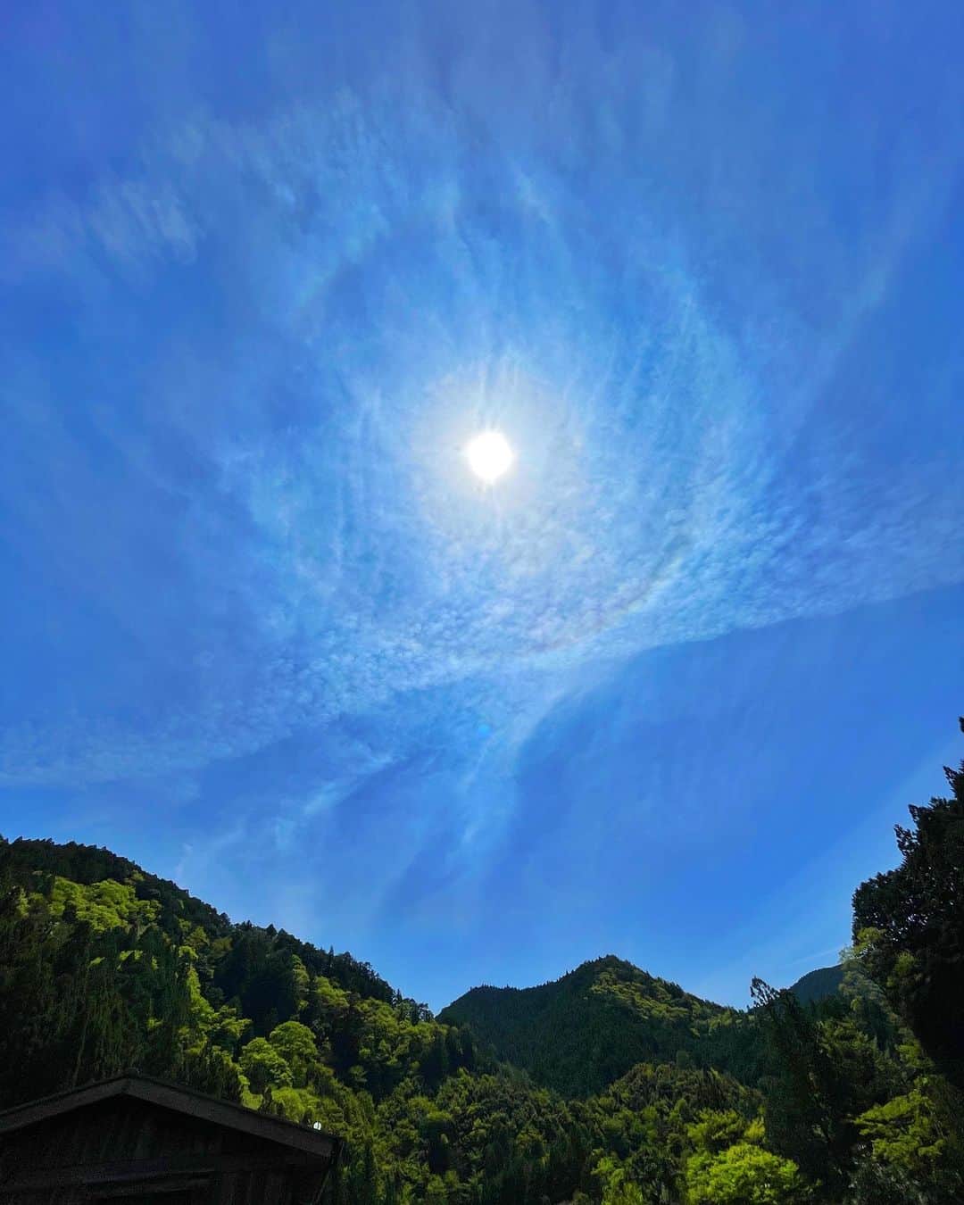 ひぐちしょうこのインスタグラム：「龍神村に着いたら、虹が出ていて。 まるで龍神様の眼のような日暈が✨ かっこいいー❤️  #龍神村　#和歌山　#龍神温泉  #神社巡り #japan #japan_art_photography  #japantravel #travel」
