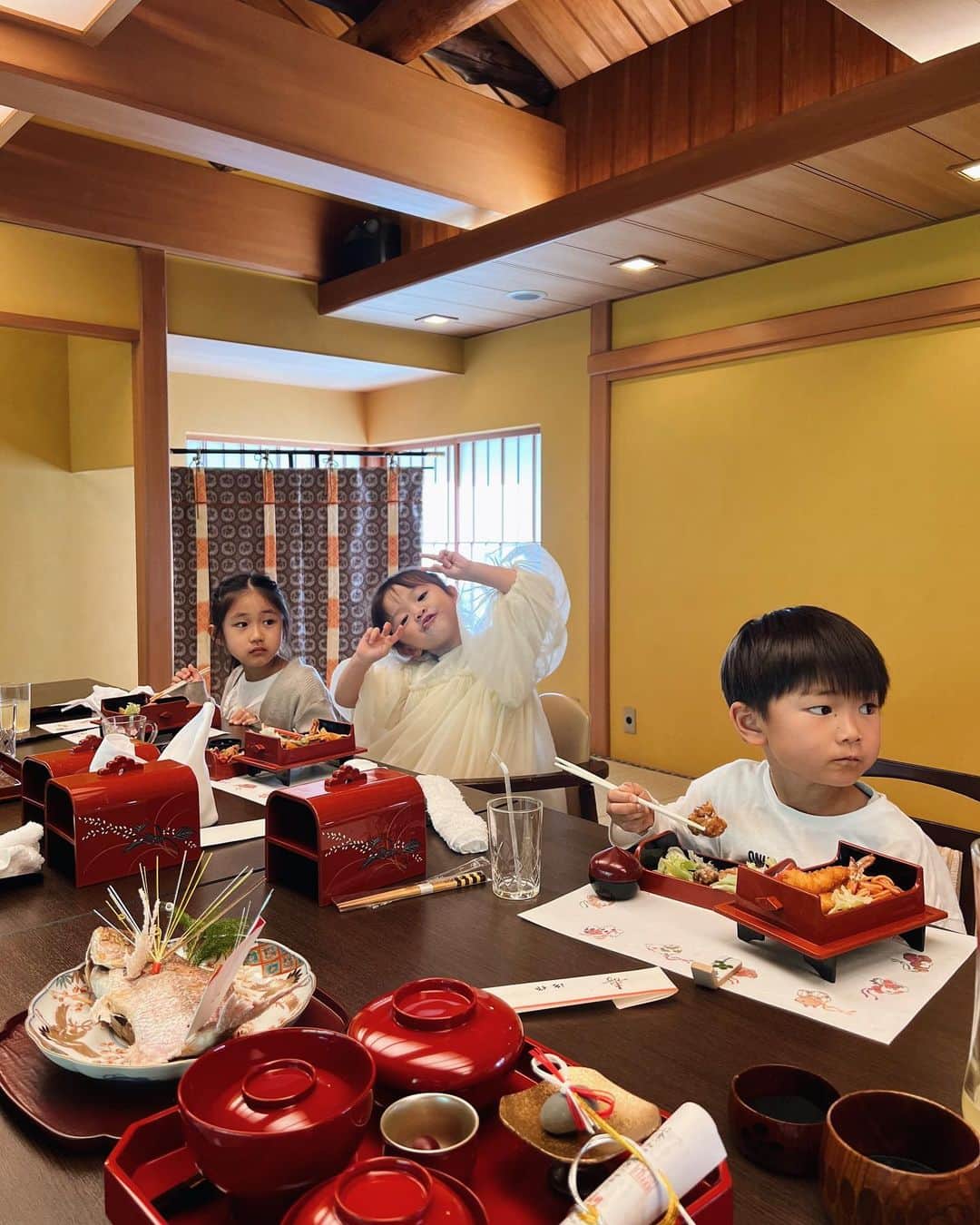 里見茜さんのインスタグラム写真 - (里見茜Instagram)「⸜ ᴸᵒᵛᵉ ⸝ お宮参りのご飯は 一度行ってみたかった、つきじ治作へ。  小さな日本庭園に興味津々の子ども達👭 色んなイベント事で使えそうな素敵な割烹料理屋さんでした🌿‬ ܸ (次行くときは日本酒も嗜みたい🍶)  そしてパパに予約してもらったこのお店。 最後に出てくるお膳にご注目。 何かが起こってます。笑  #ひと笑いが起きた瞬間 #つきじ治作 #お宮参り」6月8日 12時59分 - satomiakane