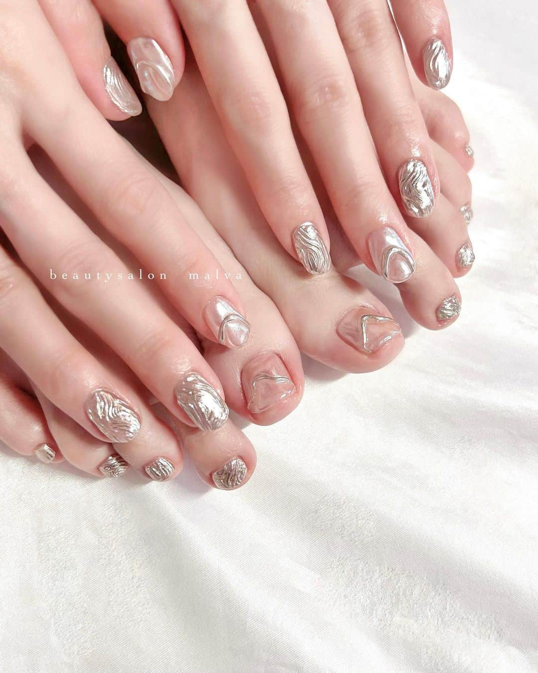 nailsalon malva（ネイルサロンマルヴァ）さんのインスタグラム写真 - (nailsalon malva（ネイルサロンマルヴァ）Instagram)「【ハンド&フットSET162】でご予約可能🉑 @tsubasamasuwaka1013 つばさちゃんのハンド&フットです♡ ⁡ ハンドとフットはSETだとお得になります🉐 ⁡ 同時施術なら時間短縮にもなるし おそろいネイルも可愛いです♡ ⁡ ハンドネイルのおそろいフットがHPにない場合は おそろいにしたいとリクエストしてくだされば 対応いたします✨ ⁡  ⁡ ⁡ ＿＿＿＿＿＿＿＿＿＿＿＿＿ ⁡ ⁡ 𝐛𝐞𝐚𝐮𝐭𝐲𝐬𝐚𝐥𝐨𝐧 𝐦𝐚𝐥𝐯𝐚⠀ 📍明治神宮前駅｜原宿駅　徒歩𝟑分 ⠀ 💬ご予約やお問い合わせ 𝐋𝐈𝐍𝐄から承っております @ 𝐦𝐚𝐥𝐯𝐚 ⁡ お気軽にご連絡ください♡ ⁡ ⁡ ＿＿＿＿＿＿＿＿＿＿＿＿＿＿ ⁡ ▸ジェルネイル｜スカルプ｜ケア ▸まつげカール｜まつげエクステ ▸ハーブよもぎ蒸し ▸ワックス脱毛 ⁡ ⁡ \ アシスタント募集中💁‍♀️ / ⁡ ▸リモート可オンラインの画像動画制作アシスタント ▸サロンワーク全般アシスタント ⁡ ⁡ ⁡ ⁡ ⁡ ⁡  #オーロラヴェールネイル #オーロラパウダー #シルバーネイル #malva #malvaネイル #フットネイル #ミラーアート #ミラーネイル  #nails #原宿ネイル #フットネイルデザイン  #表参道ネイル #東京ネイルサロン　#明治神宮前ネイル #オーロラネイルデザイン #ミラーアートネイル #メタリックネイル #harajukunails #tokyonails #tokyonailsalon ⁡」6月8日 13時00分 - malva_nail