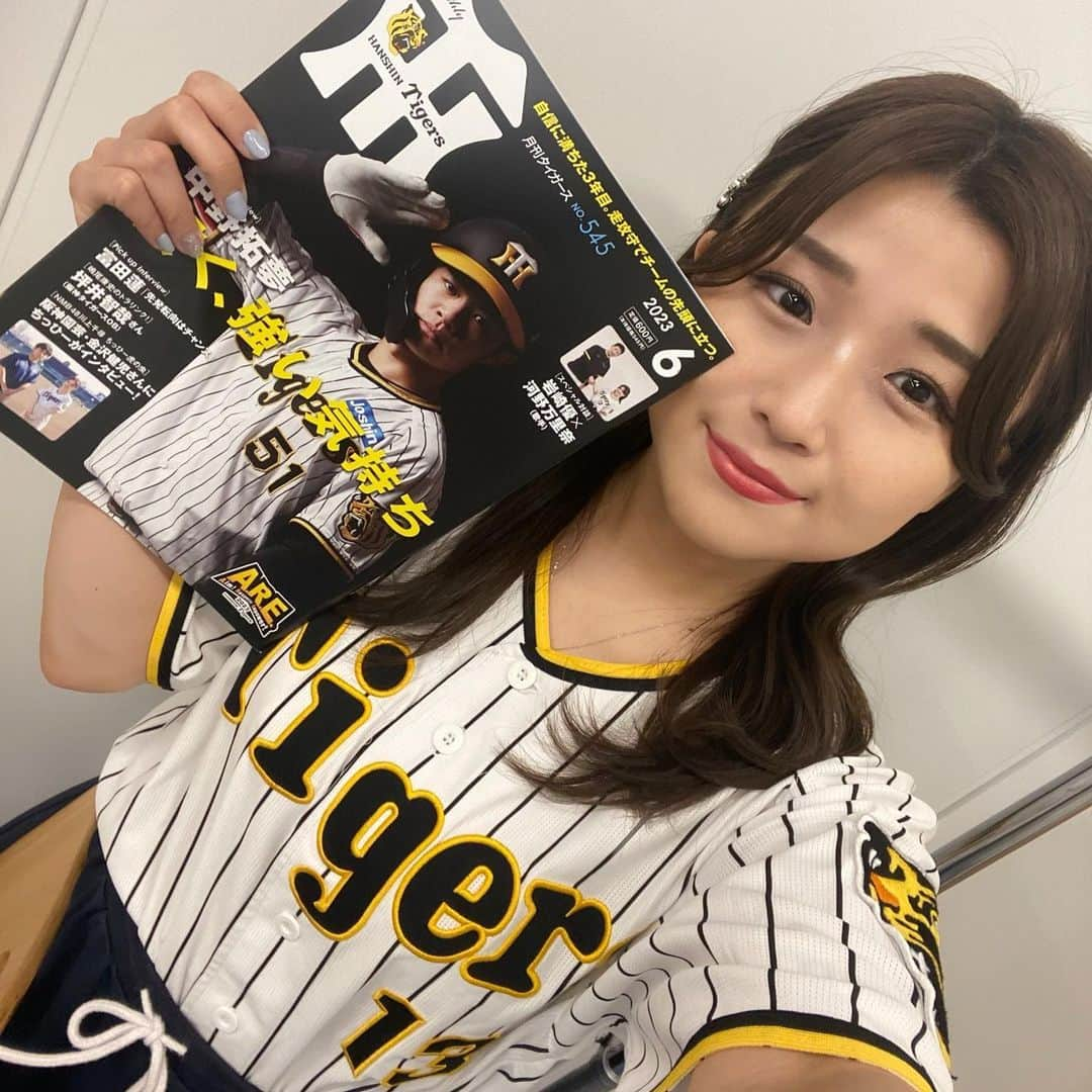 河野万里奈さんのインスタグラム写真 - (河野万里奈Instagram)「月刊タイガース6月号🐯 約15年ごしに、妄想が現実に #hanshin #tigers #岩崎優 #月刊タイガース #4冊目 #本当にありがとうございます」6月8日 13時01分 - marina_kawano