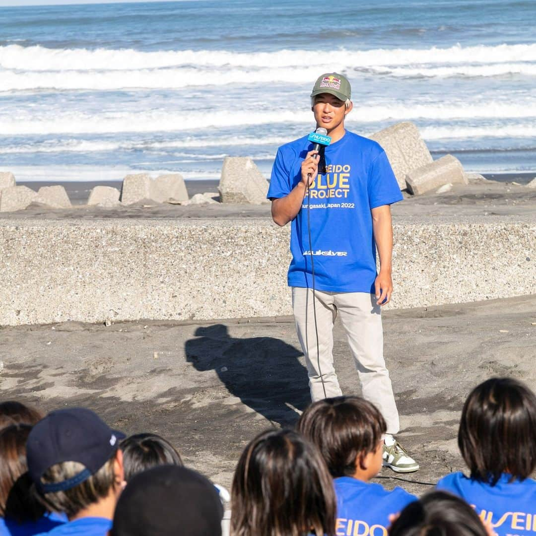 資生堂 Shiseido Group Shiseido Group Official Instagramさんのインスタグラム写真 - (資生堂 Shiseido Group Shiseido Group Official InstagramInstagram)「June 8 is World Oceans Day. Under the theme, "Respect for Oceans," brand SHISEIDO @shiseido is working on activities to protect and support our skin and the oceans we coexist with and are part of our home. Since 2019, we, along with the World Surf League @wsl , have been promoting the "SHISEIDO BLUE PROJECT," a project of activities that protect the oceans including global beach cleanups.  With a total of more than 1,000 people taking part so far, project ambassador Kanoa Igarashi @kanoaigarashi , professional surfers, and local children have participated in ocean protection activities globally.   We will continue our activities under our corporate mission, "BEAUTY INNOVATIONS FOR A BETTER WORLD” so that a "harmonious coexistence between people and nature” are achieved.   6月8日は世界海洋デーです。 ブランドSHISEIDO @shiseido は、“Respect for Oceans”のテーマのもと、私たちのよりどころである海、そして海と暮らす私たちの肌を守り、支える活動を行っています。  2019年より世界プロサーフィン連盟の「World Surf League」とともに、海を守るビーチクリーン活動などをグローバルで実施する「SHISEIDO BLUE PROJECT」を推進しています。 プロジェクトのアンバサダーである五十嵐カノア選手、プロサーファー、地元のこどもたちなども参加し、グローバルで海洋保全活動を実施しており、延べ1,000人以上が参加しています。  私たちは企業使命「BEAUTY INNOVATIONS FOR A BETTER WORLD」のもと、今後も「人と自然との共生」を目指し活動を行っていきます。  #worldoceansday #SHISEIDO #資生堂 #五十嵐カノア #sustainability」6月8日 13時12分 - shiseido_corp