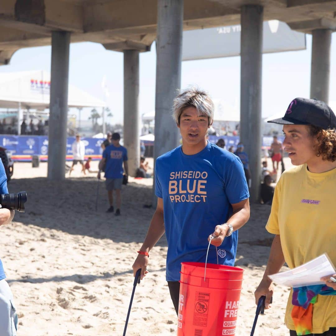 資生堂 Shiseido Group Shiseido Group Official Instagramさんのインスタグラム写真 - (資生堂 Shiseido Group Shiseido Group Official InstagramInstagram)「June 8 is World Oceans Day. Under the theme, "Respect for Oceans," brand SHISEIDO @shiseido is working on activities to protect and support our skin and the oceans we coexist with and are part of our home. Since 2019, we, along with the World Surf League @wsl , have been promoting the "SHISEIDO BLUE PROJECT," a project of activities that protect the oceans including global beach cleanups.  With a total of more than 1,000 people taking part so far, project ambassador Kanoa Igarashi @kanoaigarashi , professional surfers, and local children have participated in ocean protection activities globally.   We will continue our activities under our corporate mission, "BEAUTY INNOVATIONS FOR A BETTER WORLD” so that a "harmonious coexistence between people and nature” are achieved.   6月8日は世界海洋デーです。 ブランドSHISEIDO @shiseido は、“Respect for Oceans”のテーマのもと、私たちのよりどころである海、そして海と暮らす私たちの肌を守り、支える活動を行っています。  2019年より世界プロサーフィン連盟の「World Surf League」とともに、海を守るビーチクリーン活動などをグローバルで実施する「SHISEIDO BLUE PROJECT」を推進しています。 プロジェクトのアンバサダーである五十嵐カノア選手、プロサーファー、地元のこどもたちなども参加し、グローバルで海洋保全活動を実施しており、延べ1,000人以上が参加しています。  私たちは企業使命「BEAUTY INNOVATIONS FOR A BETTER WORLD」のもと、今後も「人と自然との共生」を目指し活動を行っていきます。  #worldoceansday #SHISEIDO #資生堂 #五十嵐カノア #sustainability」6月8日 13時12分 - shiseido_corp