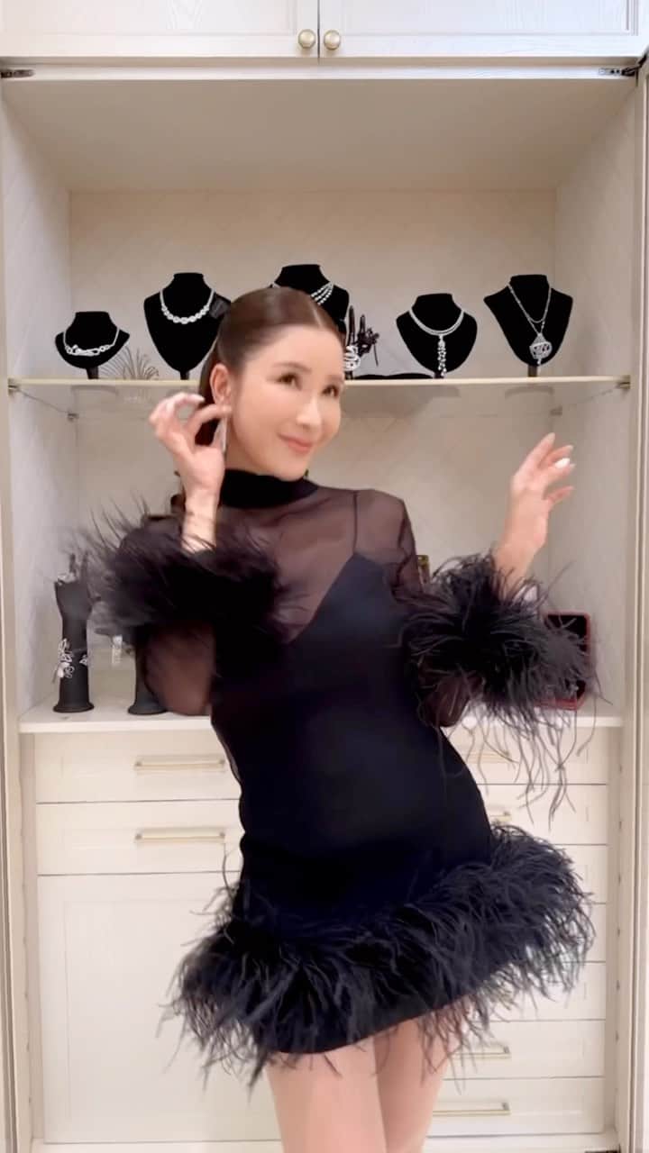 ジェイミー・チュアのインスタグラム：「🖤 Cocktail chic for last night. Get ready with me in this mini feathered number.」