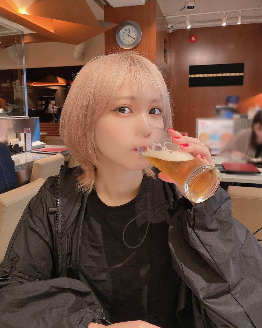 かわごさんのインスタグラム写真 - (かわごInstagram)「時計で昼からなのばれちゃう🍺何枚目が好き〜？👶   Re:Re:Re: 個展も無事終わりホッとしてます🫠🫶来てくださった皆様、ありがとうございました。 ※ノンアルです」6月8日 13時07分 - hina_kawago