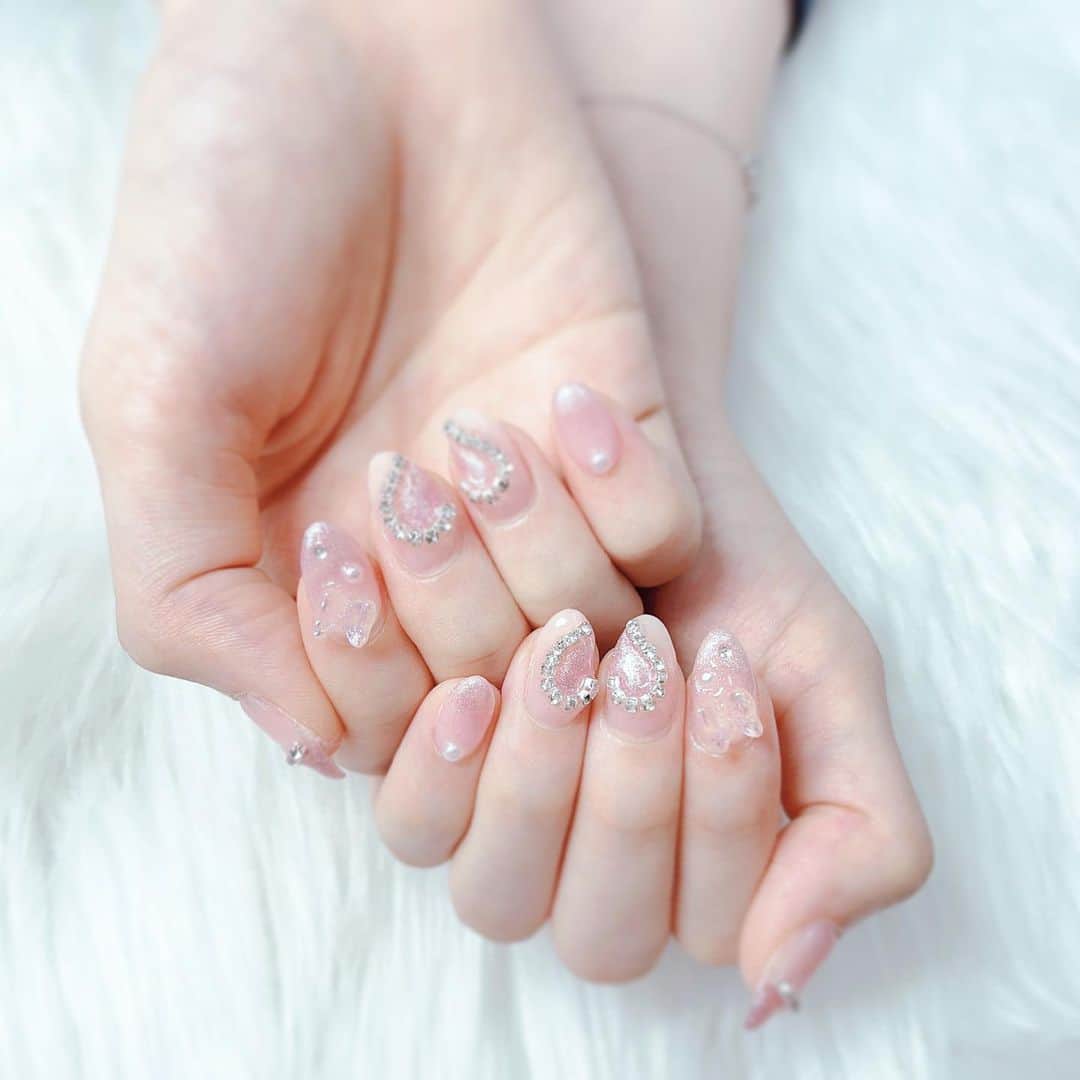 仁科茉彩のインスタグラム：「今回は大人うるうるにしてみた🥺  らびゅっ！のリリースを意識してハートにしたよ💞   #ネイルデザイン  #ネイル  #ワンホンネイル  #ピンクネイル  #ハートネイル  #シンプルネイル」