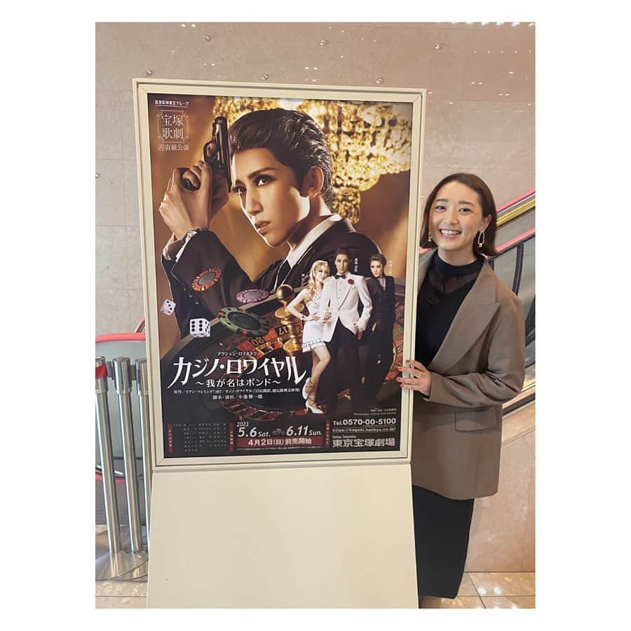 花陽みらのインスタグラム：「先日。#宙組　真風さん( #真風涼帆 さん) の宝塚ラスト公演を観劇させていただきました🕊️✨🙏  舞台から放たれる、皆の作品を作り上げる熱意と、全力で楽しんでいる空気。 そして、 それを観てくださるお客様。 涙して、温かな拍手。 笑顔で劇場の出口へ向かう姿。  客席にいながら、エンターテイメントのパワーに ただただ感動していました。  真風さんの凛とした佇まい 本科の時から変わらないオーラ。 そして全力で先頭に立ち走る姿。 ラストにかけて その素晴らしさを さらに実感し涙あふれました。 目にしっかりと焼き付けて。  同期のさやか( #芹香斗亜 さん)の 堂々とお銀橋で歌う姿に涙あふれ。 きっと、宝塚ではもう観られないであろう、悪役をしっかりと目に焼き付けて✨🕊️  今回卒業する、劇団寮で同室だった あきも　(#秋音光 さん) 彼女のお芝居もダンスも好きな私。 あきもが作品を全力で楽しむ姿を観てこれまた涙。  千秋楽まで。 宙組の皆さんが そして卒業される皆さんが健康で走りきれますように🕊️✨✨✨  #宝塚歌劇団　 #東京宝塚劇場  #宙組　#宙組公演 #カジノロワイヤル  #トップスター #卒業公演」