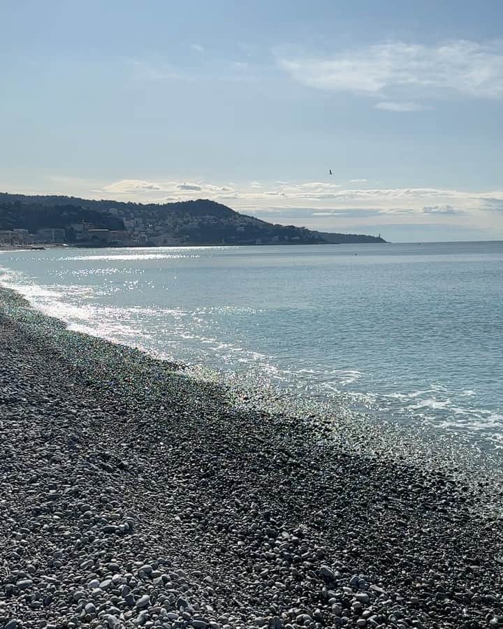 西内ひろのインスタグラム：「ニースでの朝☀️  浜辺には綺麗な石ころ達。 波が寄せて返す音が ヒーリングになって癒された。  地球が呼吸している様に感じたよ。  Morning in Nice.  The beach is  beautiful stones... The sound of waves was healing.  It looked like the earth was breathing🌏  #beach #earth #ocean」