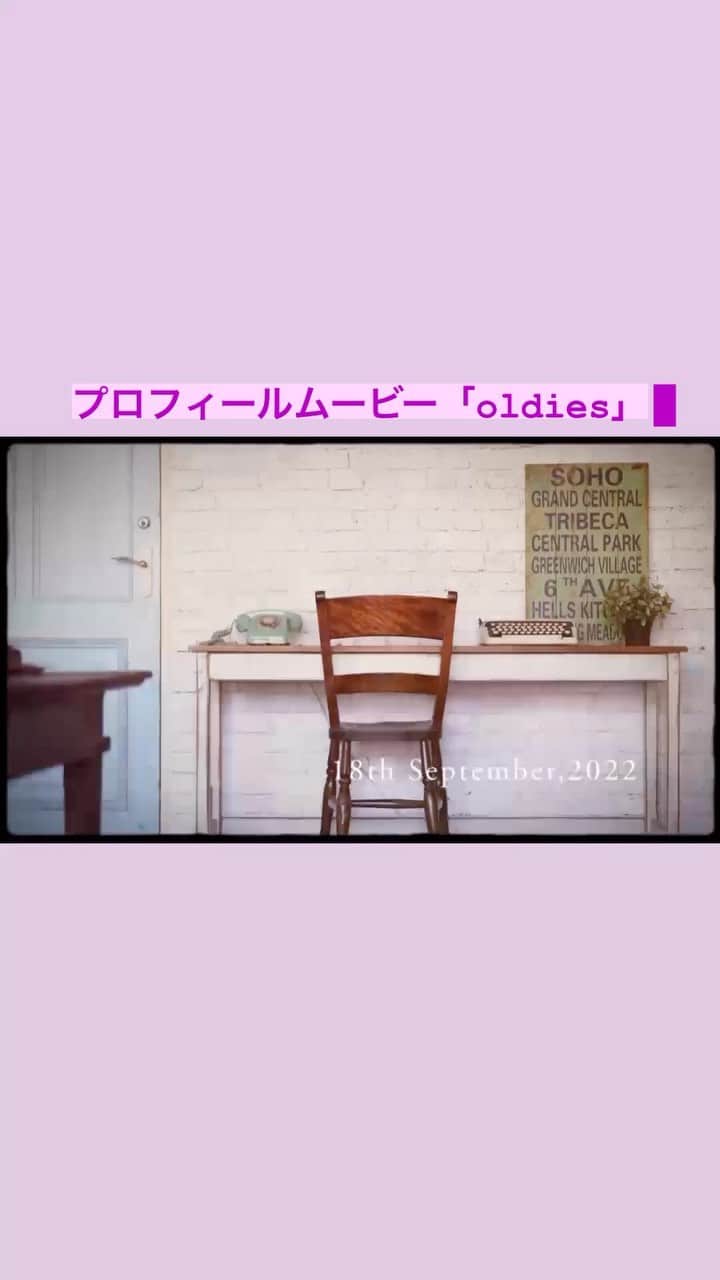 のインスタグラム：「卒花さんのリアルムービーのご紹介☺️ @chouchou_wm プロフィールムービー「oldies 」1分にギュッとつめてご紹介してます☺️  思い出を紹介するのにピッタリ☺️ レトロな質感🧡が素敵すぎるムービーです。 新作EMOとこちらのoldies 、どちらも動画挿入が可能となっています🧡お手軽に作れるけどクオリティがハンパないムービーができますよ☺️  《弊社ムービー「oldies 」は弊社オリジナルの商品です。模倣品、類似品にご注意ください。》  【自信作】ぜひサンプルムービーをご覧ください❣️  【いつでも】【何回でも】修正OKなのは、上映日の15日前&ムービー制作完了前まで❣️(完成版ムービーを安全にお届けするため期日を設けさせていただいております) ぜひご活用ください💓  ==================== シュシュなら動画作成に慣れてなくても安心💓 いつでもマイページのチャットで専門のスタッフに相談することができますよ☺️ @chouchou_wm ====================  #chouchou #ウェディングムービーシュシュ #結婚式 #プロフィールムービー #結婚式ムービー #ムービー自作」
