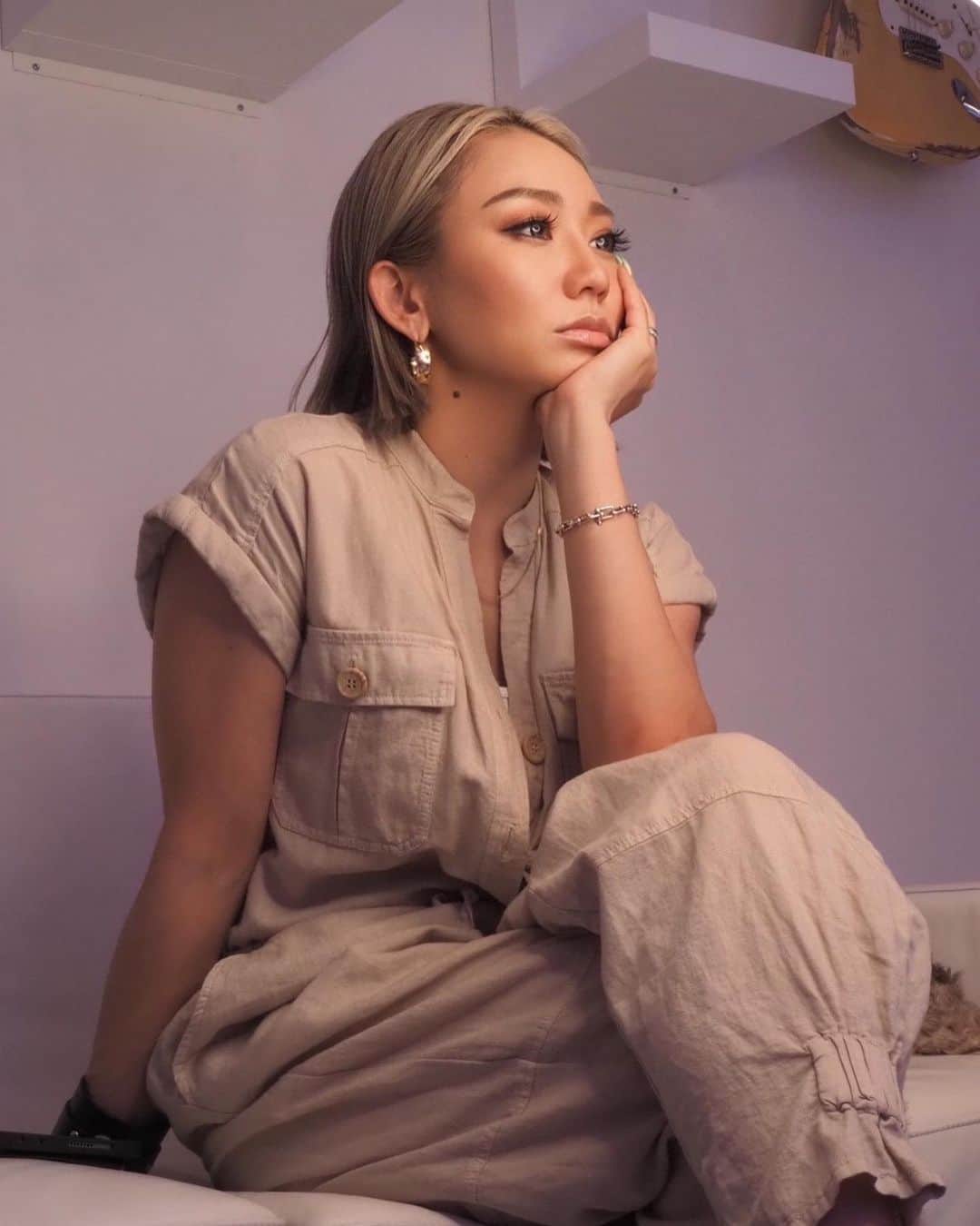 倖田來未のインスタグラム：「. KK App生配信。 最近安定の1時間超え、、、助けて、笑笑 ⁡ loveilより新色「Mermaid aqua」が発売開始！！ めちゃんこ綺麗な発色で完成しましたー！！ ⁡ 後日オフショットあげまーす！ じっくり見てみてください！！ ⁡ みなさん生配信とかする時、ホワイトバランスどーやってとってます？笑笑 暗いんよねー、、 てことで、本日プロレスラースティングさんの仮面を背景に置いたりしてたらなんか、良くなった気がしたので、隣にいます笑笑 ⁡ 配信途中で見た方は、なんで？！という反応が数分おきに起こっていたので、後日アーカイブ上がるんで見てみてくださいませ！笑笑 ⁡ #KKApp #ファンクラブ #アプリ#kodakumi #倖田來未」