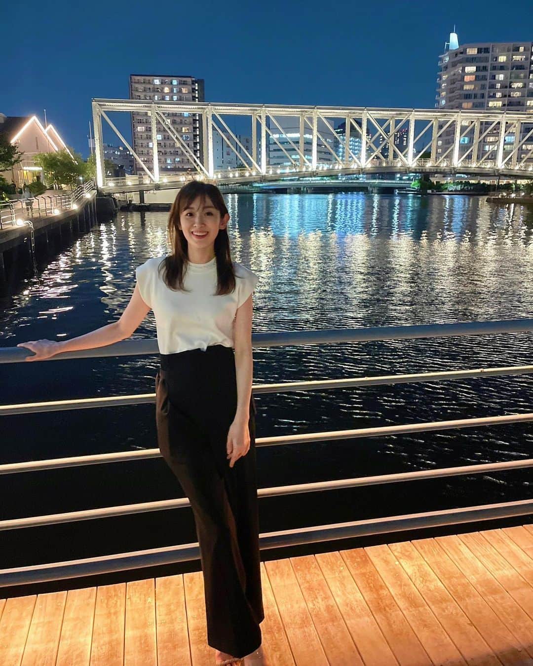 白姫あかりのインスタグラム：「. 最近お仕事の写真ばっかりだったから プライベートのも☺️ T.Y.HARBORに行ったよ🍻🌉  最近久々に悔しい思いをしたり 悲しいことがあったりして 感情が忙しかったのだけど… いまの私ができる事を 全力で誠実に向き合いながら生きていきたいな🍀  なんだかんだあっても 健康で笑ってご飯食べれる事が何より幸せだ‼️笑  #dinner #tyharbor  #おさんぽ」