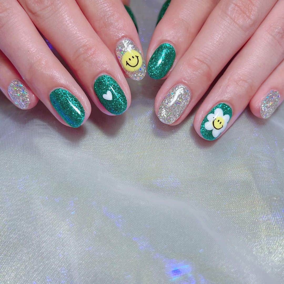 なかやまちえこのインスタグラム：「Green☺︎⠀ ⠀ @hinaofficial0313 ⠀ お花のにこちゃんかわいいです🌼⠀ ⠀ #nail #nails #nailart #ネイル #美甲 #ネイルアート  #japanesenailart #manucure #japanesenails #manicurist #gelnails #أظافر #네일아트 #미용  #เพ้นท์เล็บ #artedeuñas #เพ้นท์เล็บเจล #ジェルネイルデザイン #ネイルデザイン #nagelkunst #グリッターネイル #ラメネイル #glitternails #にこちゃん #にこちゃんネイル @aby_sharenail」