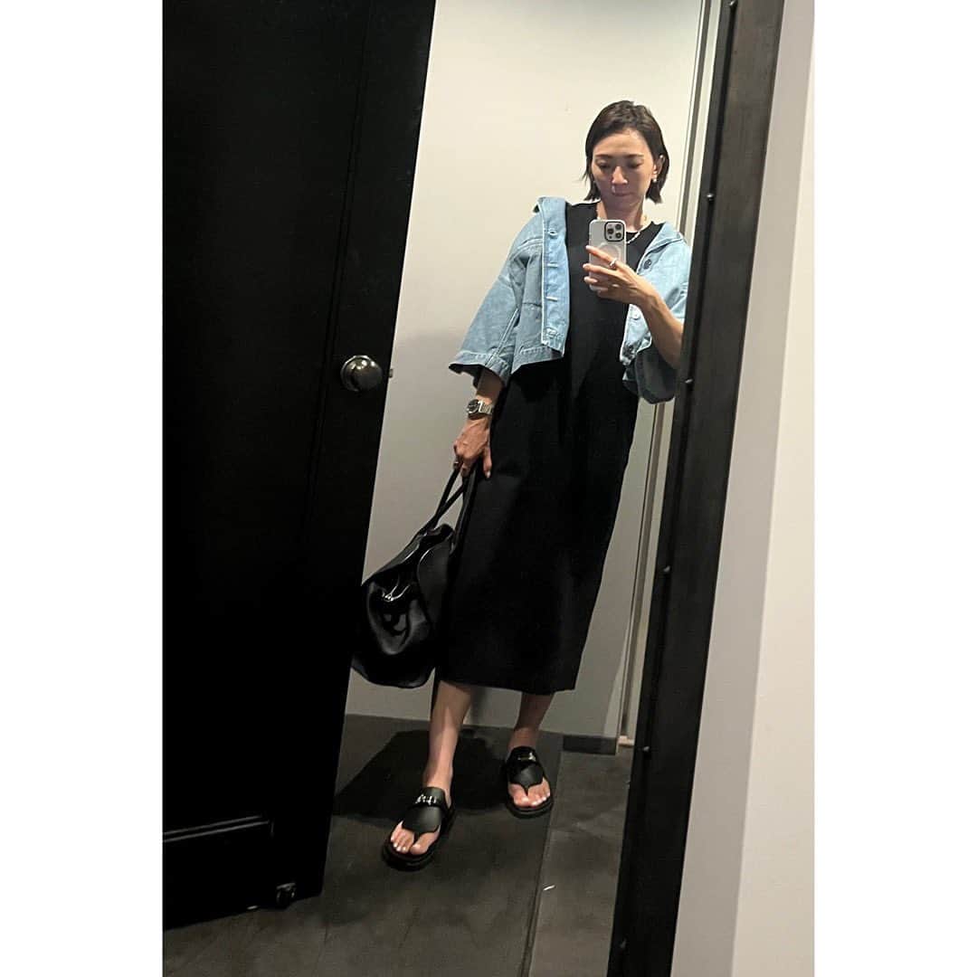 高橋志津奈のインスタグラム：「3年前くらいに買ってあんまりきてなかったワンピース、今年は活躍しそう❤︎なんか気分です🤭 . #shizunascoordinate」