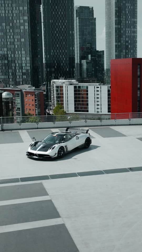 パガーニ・アウトモビリのインスタグラム：「Beauty that moves the world.  We welcome @paganiofmanchester, a new home for our family in the UK.  #Pagani」