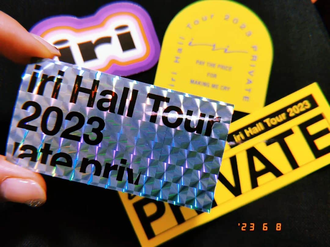 林智美 さんのインスタグラム写真 - (林智美 Instagram)「iri Hall Tour 2023 "PRIVATE"  自身初のホールツアー。 大阪公演は早々に売り切れ、 後に発表された追加公演ももちろんSOLD OUT… 今のiriちゃんの期待度と勢いの表れでもあるよね。  それに最高の形で答えてくれる、 大満足のライブでした🙌 もうセットリストが良すぎ。  ツアーの折り返しで既に、 ここまで積み重ねてきたバンドの良さ、一体感、 そしてとにかく楽しそうな雰囲気が伝わってきました。  あかん、 あれもこれも書きすぎてしまう！笑 つまりはファンの皆さま、 明日以降のライブも大いに期待して良しです！  ああ、ステッカーもかわいい✨  #iri #iri_private_tour #PRIVATE #halltour #ホールツアー #全国ツアー #大阪 #大阪公演 #サンケイホールブリーゼ #追加公演 #ライブ #Live #ライブ備忘録」6月8日 22時50分 - h_tomomi_i