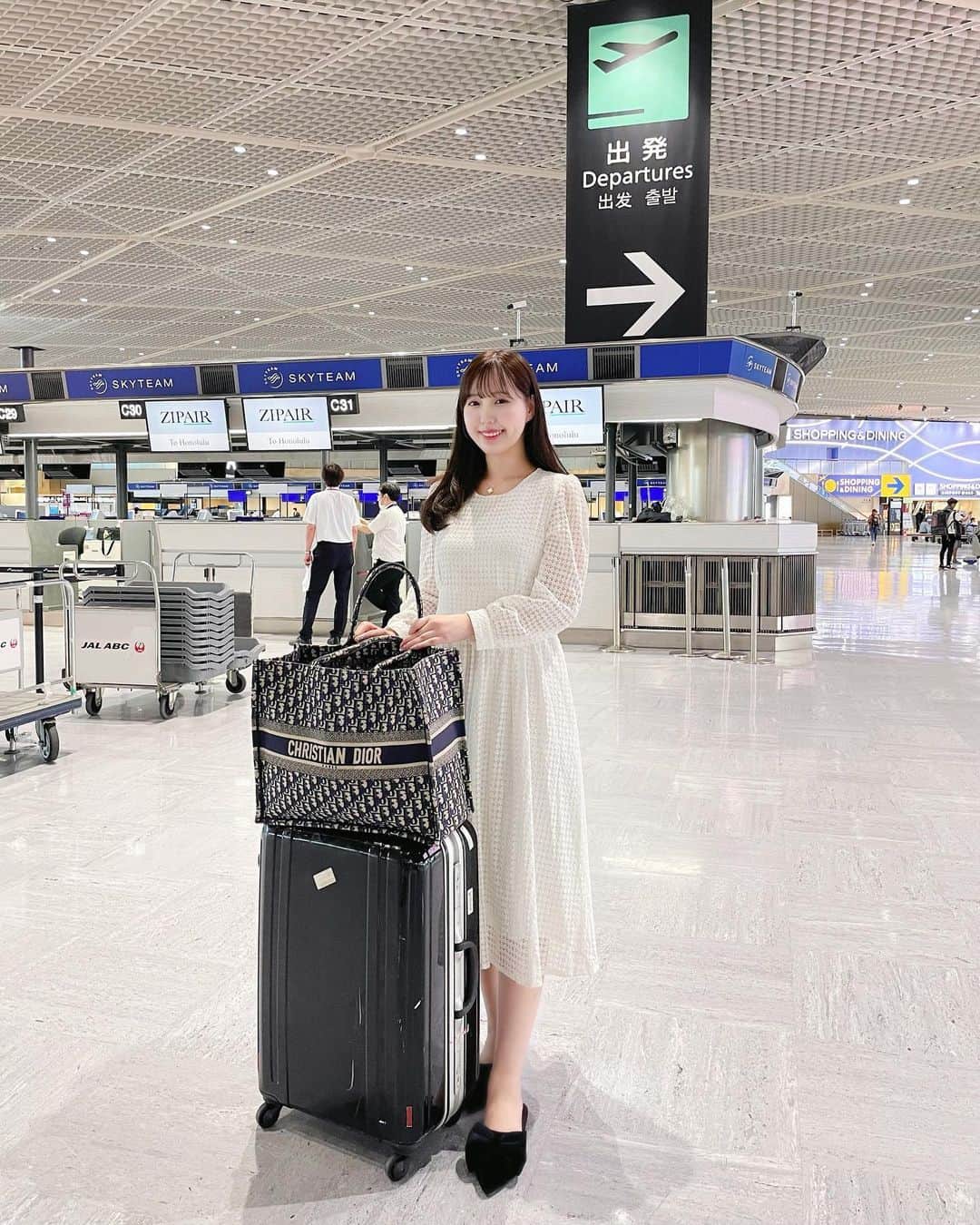 ゆりなさんのインスタグラム写真 - (ゆりなInstagram)「空港コーデ✈️ . 機内は冷えるので現地につくまでは長袖で♡ お上品さも残したラフなワンピースでお気に入りです♡ . どこの国に行くのかは YouTube見て下さった方はわかるかな…🤭💭 . . #空港コーデ#ワンピース#ワンピースコーデ」6月8日 22時50分 - riri_yurina