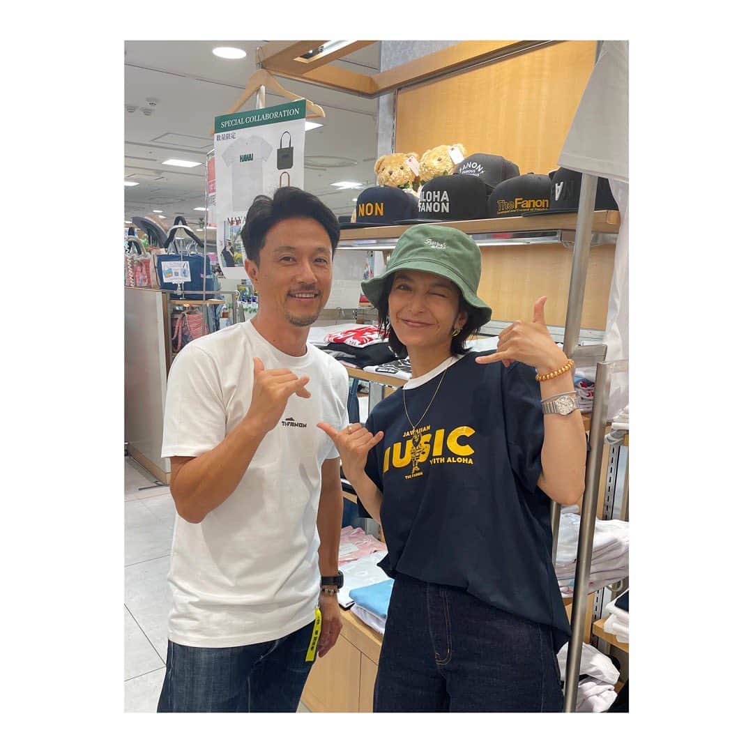 のインスタグラム：「Hawaii在住のお友達、ダイスケさんの作る洋服ブランド @the_fanon が名古屋高島屋のハワイフェアに初出店してるので会いに行ってきたよーっ！🤙♪ fanonの服はどれも可愛いし、 なによりもほんとにまじで着心地がよすぎる😍！！！ 6月11日まで名古屋高島屋でゲットできるよーっっっ！！ 大盛況で、レディースのTシャツが残り少なくなってきてたので、皆様お早めにっ🏃‍♀️🏃‍♀️🏃‍♀️ ダイスケさん、めちゃくちゃいいお兄さんなので近場の方はぜひハワイの風を感じに会いに行ってみてくださいー(´∀｀)✨  #名古屋高島屋 #ハワイフェア #fanon #大石参月」