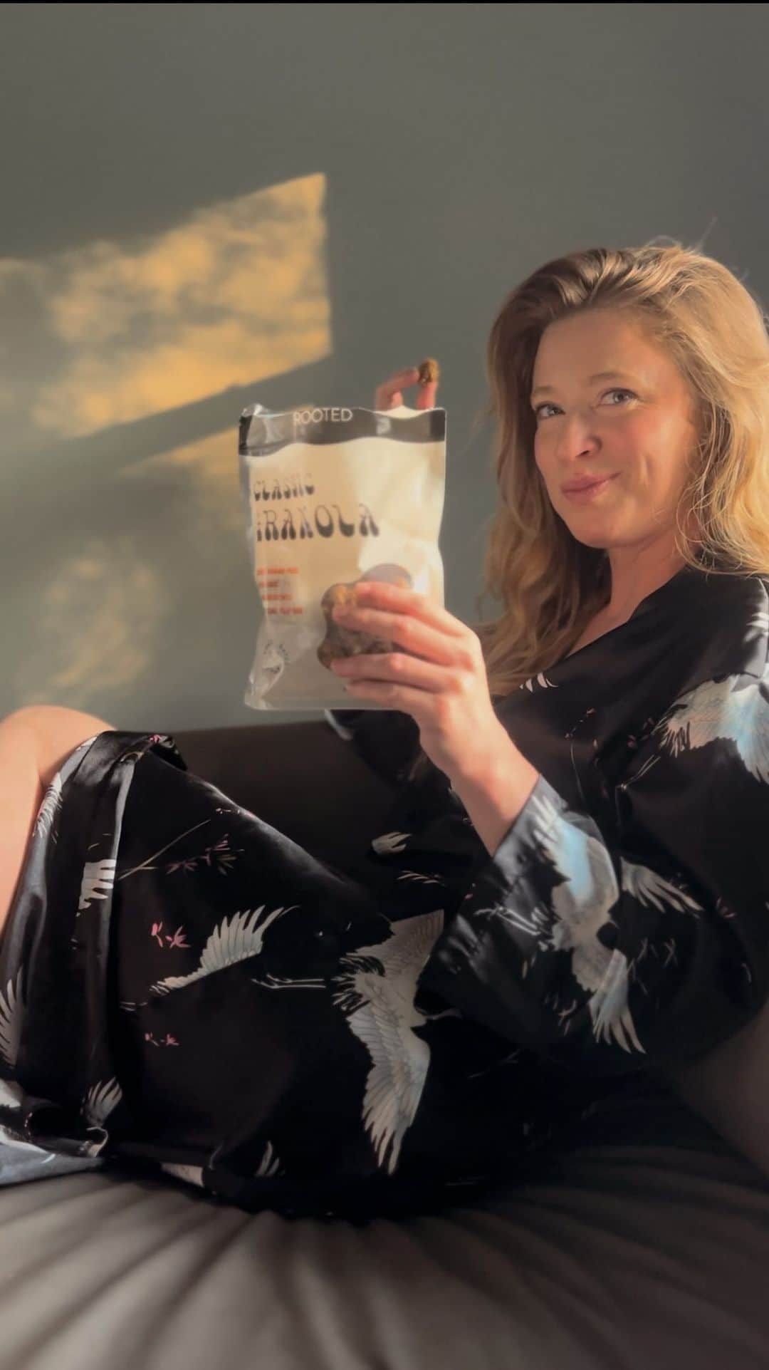 ローラ・カークパトリックのインスタグラム：「A little golden hour relaxation with @rootedtheshop The Golden Glow turmeric latte blend ICED is my new obsession! The ginger and warming spices are so sexy and the turmeric is a nurturing my body making this the ultimate hot girl latte 🥵🔥☀️  2 tablespoons of @rootedtheshop Golden Glow 2 table spoons hot water  Whisk together  8oz of milk over ice 🧊」