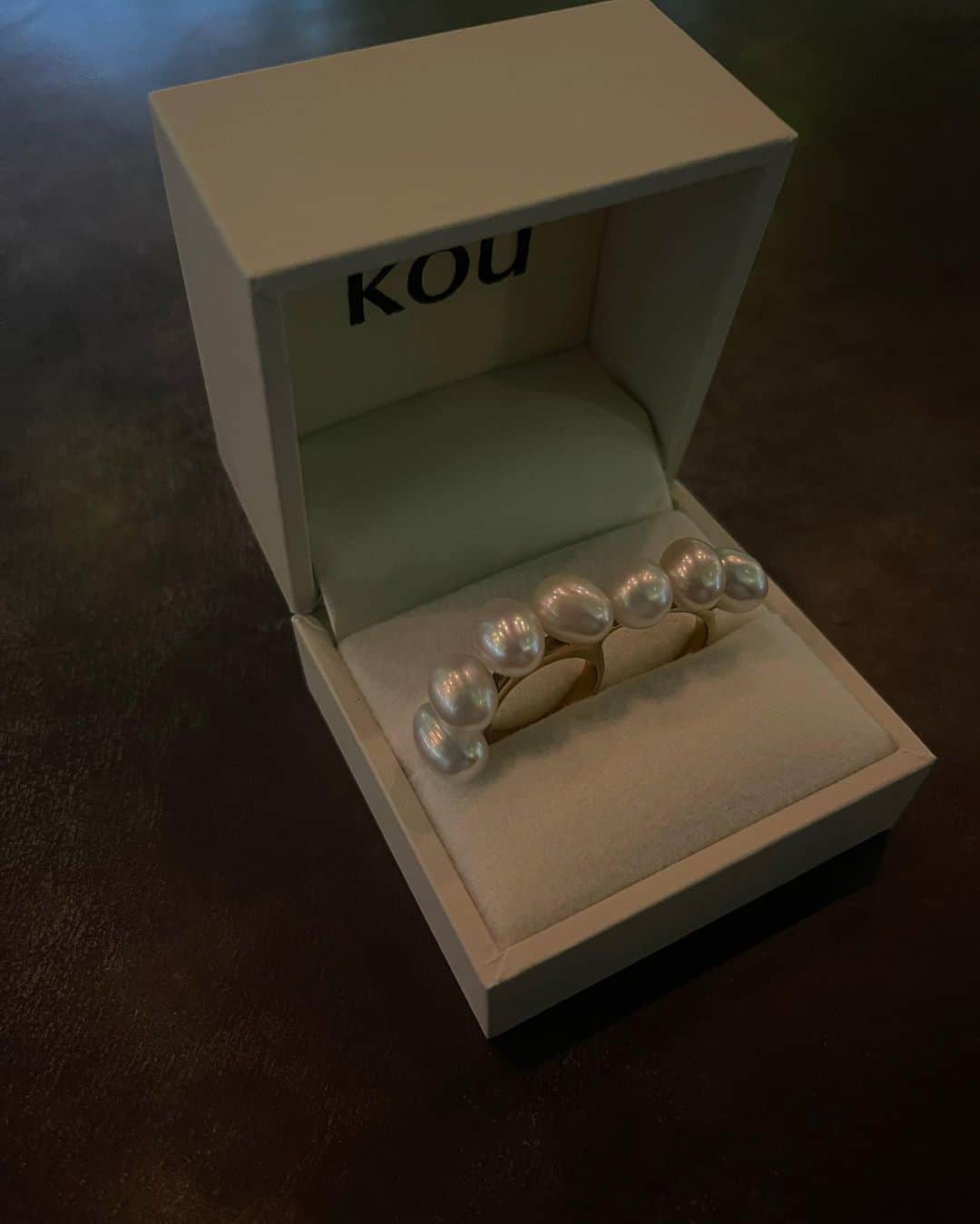 のインスタグラム：「@kou___jewelry 🤍  Turn on the switch 「纏った瞬間から一日が始まる。」 をコンセプトにかかげたジュエリーブランド  元マッシュの大先輩が手がけるジュエリーブランドは 言うまでもなくハイセンスで、手に取った瞬間幸福感に満たされる…♡  今回オーダーしたリングは連なったパールが印象的な人差し指専用リング。 私は中指と薬指に付けましたが、どこにつけても可愛いなぁ♡ 程よいボリュームと、パールの輝きがやっぱり素敵🌙  欲しいものがまだまだたくさんある…♡ これからもファンとして心から楽しみにしてます☺️ @momoe_hanada 🤍🤍  #accessory」