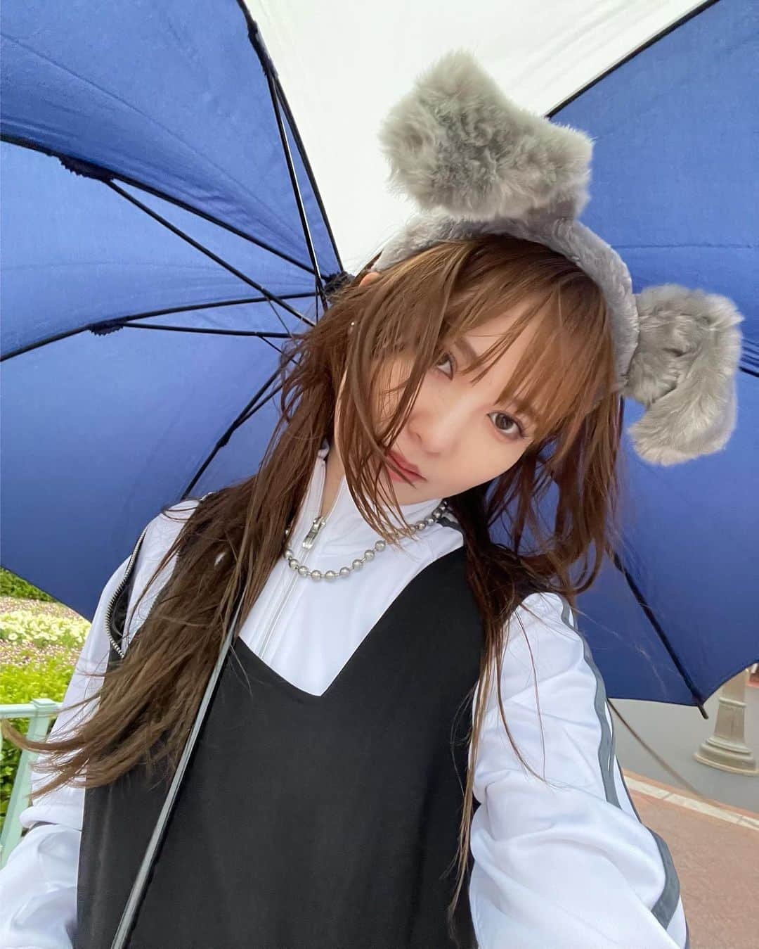 加藤史帆のインスタグラム：「すずちゃんとディズニーランドに行った日🎠  ずっと歌ってご飯たくさん食べて楽しかった〜 また是非会ってください！！  ジャージは父のお下がりです🤍  #shihogram」