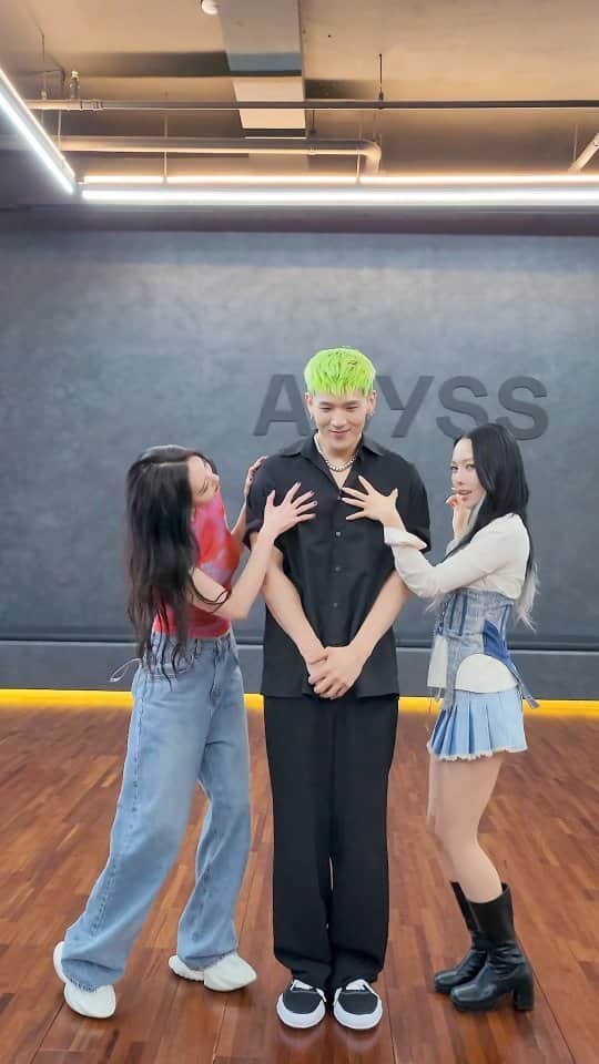 ソンミのインスタグラム：「우리 소민이랑 미야네 BM님💚🤟 ICKY 그만 듣는 거 그거 어떻게 하는건데 @somin_jeon0822 @bigmatthewww @official_kard  #ICKY #이끼 #KARD」