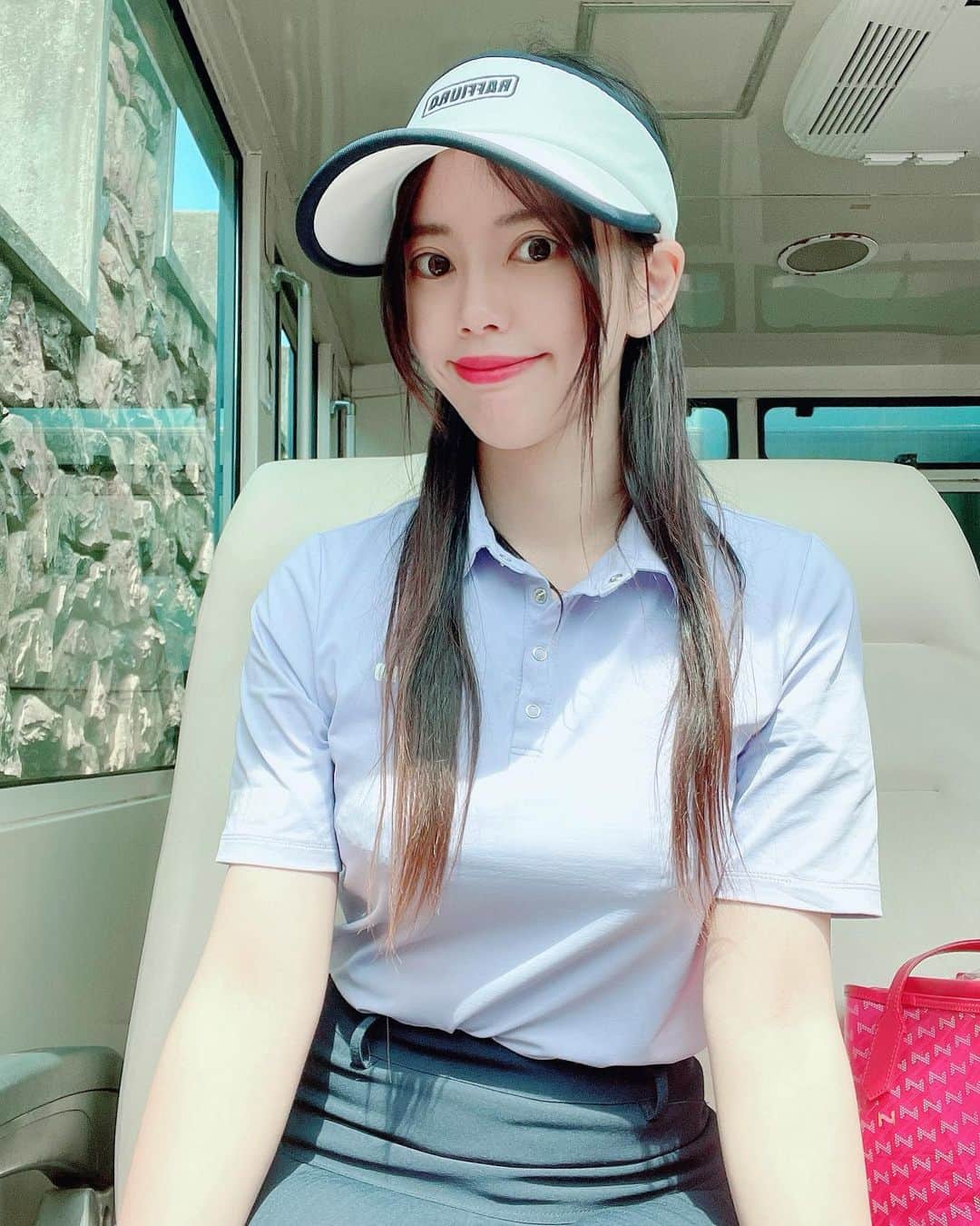 hina2221のインスタグラム：「先日は真名カントリーゲーリーペレイヤーコース🥰 フェアウェイ乗入プレーとスループレーができるゴルフ場なので、 時間を有効活用されたい方に オススメなゴルフコースです⛳️💛  コースにはゴンドラがあって、 スタートホールにゴンドラで 移動ができて楽しい🥺❤️  都心からも近くてオススメな コースの1つです🥰 . . .  #飲むゴルフギア#99GOLFGEAR#golf#ゴルフ#골프#ゴルフ男子#ゴルフスイング#golfswing#ゴルフレッスン#practice#真名カントリークラブ #ゲーリープレイヤーコース」
