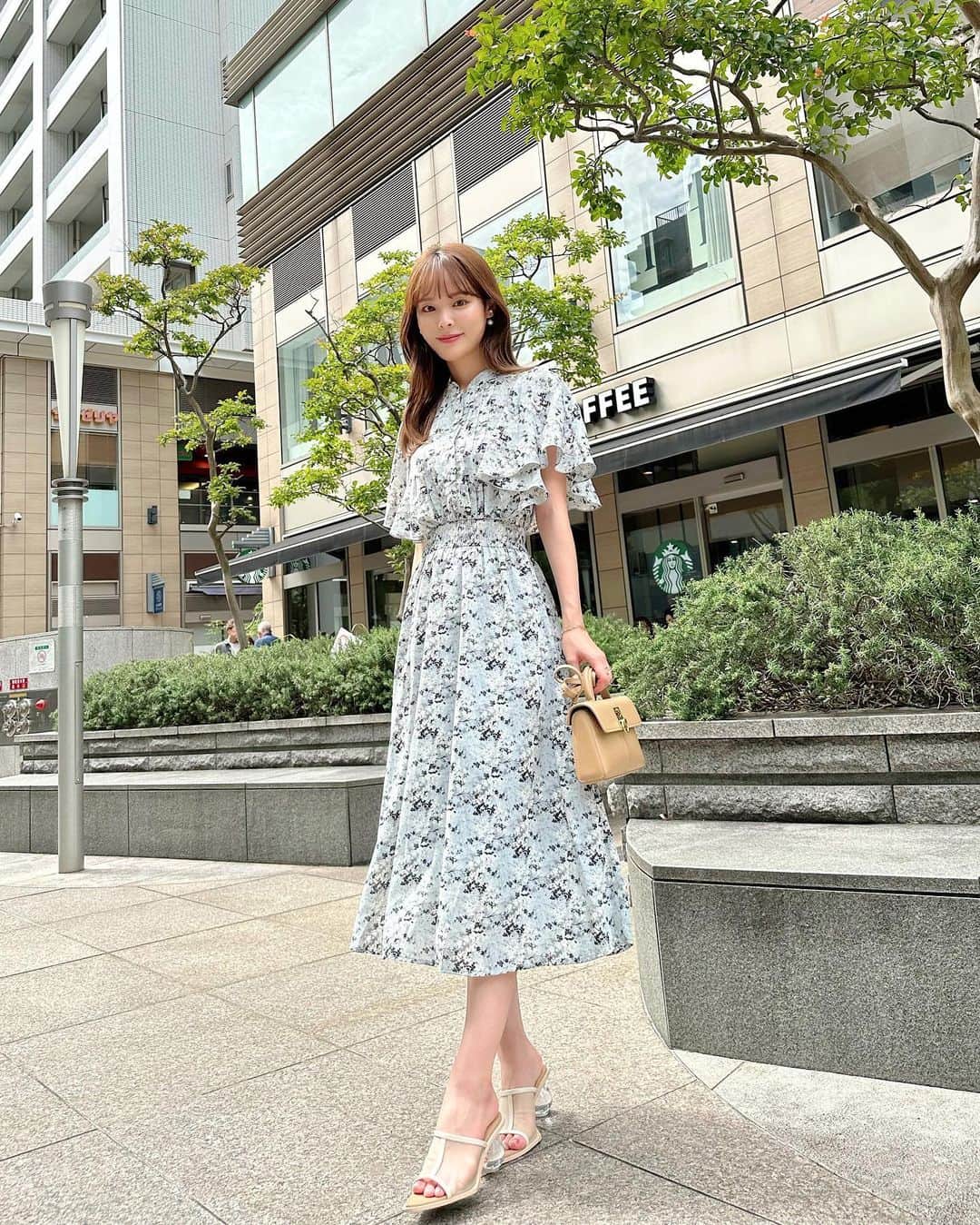磯田 ひかる(Hikaru Isoda) のインスタグラム：「こんばんは🤍 あっという間に木曜日、、！ 明日を乗り越えたら週末ですね🎀  この日は花柄ワンピースを着たよ💐 ブルーが涼しげで夏にぴったり🥺🪞  【着用アイテム】 Dress @classicalelf_official   【mily bilet】大人ガーリー。花柄フレア袖ワンピース タイムセール価格（6月12日 23:59まで） 25%OFF ¥3,699税込  Bag @cafune.official  Stance Wallet  $427.00 USD  ------------------------------ picaru：162cm / 骨格ウェーブ 1st ブライトスプリング 2nd ブライトサマー  大人可愛いスタイルアップコーデ ヘアメイクを合わせた トータルスタイリングを提案🤍  不定期にストーリーで ファッションお悩み相談募集中🥰 ------------------------------  他の投稿を見る→【@picaruuu】」