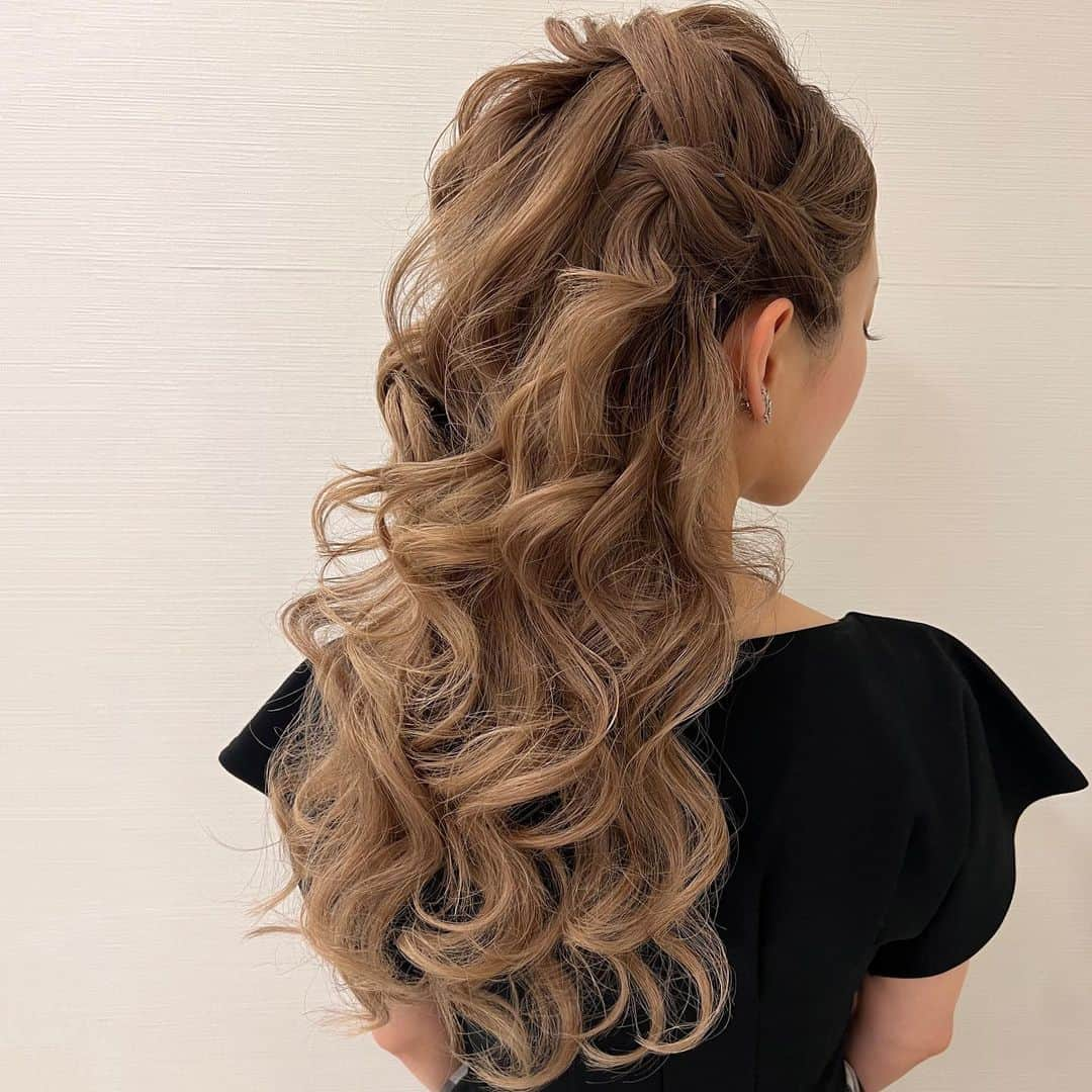 Tomoyo Kitamuraのインスタグラム：「お客様ヘアセット✨ エクステでボリューム高めハーフアップ♡  #ヘアメイク #プレ花嫁 #外注ヘアメイク #前撮り #2023冬婚  #ヘアセット #2023秋婚 #ヘアアレンジ #グラハイ花嫁 #パレス花嫁 #アンダーズ花嫁 #ウェスティン花嫁  #chanel  #シャネル #ウェディングドレス  #ウェディングヘア #前撮りヘア #dior #ディオール #ポニーテール #2023夏婚」