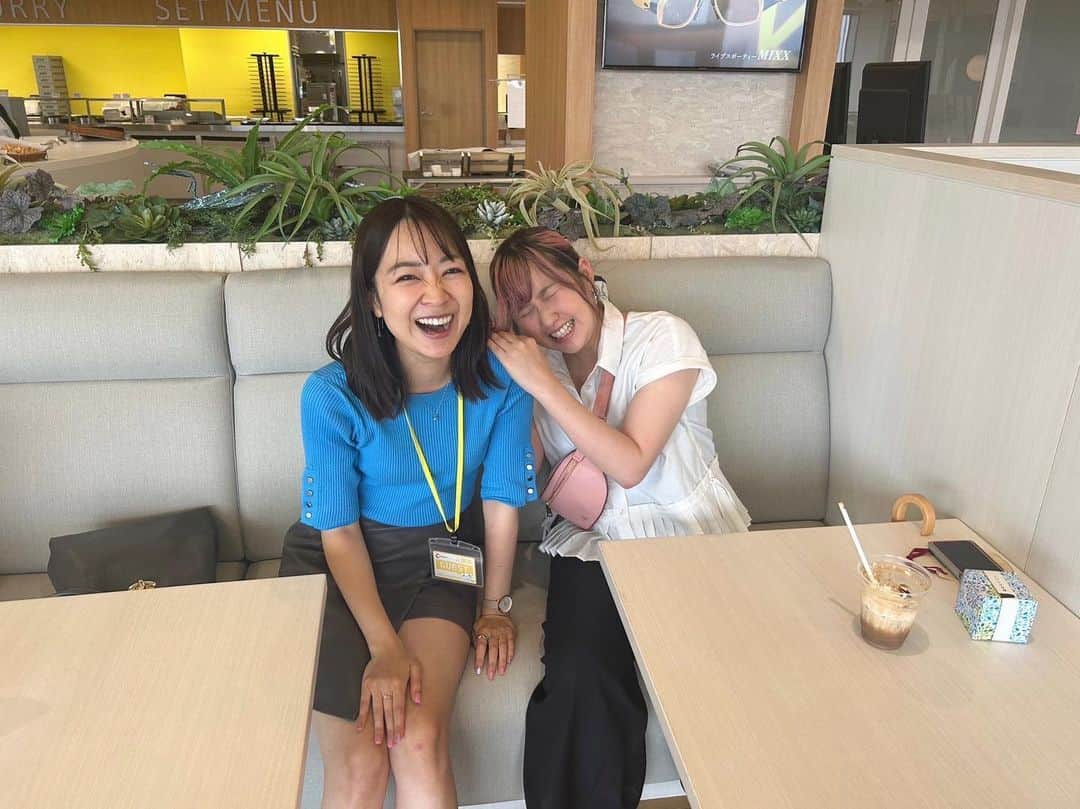 磯貝初奈さんのインスタグラム写真 - (磯貝初奈Instagram)「【中京テレビに里帰りその②】 楽しいことだらけだったので写真を厳選した上で後半は時系列順です。  1枚目:同期の上山アナ。実は名古屋に着いてすぐキャッチをつけたらちょうど元気くんのロケをやっていたので活躍が嬉しくなって夢中で写真を撮っていたんです✨…気付いたら待たせてしまっていました🙇‍♂️ごめん💦  2枚目:CBCの山内アナと！ 人見知りの私が、会社が違うのに仲良くしてもらっている唯一の後輩です。日頃からラジオや映画やバラエティや色々とオタクトークをさせてもらっているのですが、生で話せると楽しさ倍増でした😊✨  3枚目:お世話になったアナウンス部の皆さん。変わってなくてうれしかったなあ、、、圧倒的なホーム感でした。普段から私の様子を見守って連絡を下さる優しい先輩方です🥺岡田アナからは色々と会社の近況を教えてもらいました😁  4枚目5枚目6枚目:育休や仕事の合間などそれぞれが忙しい中、同期が会いにきてくれました！！！！大好きな同期です。みんなに会えてよかった！！！ 特に4枚目はお気に入りの青春写真です。芝生の上で、チュウキョ〜くんが入る画角を探りながらワイワイ撮りました。  写真は撮れなかったけれどお会いできた方も多く、喋りたいことも聞きたいことも次から次に出てきてあっという間に日が暮れていました。。。  #中京テレビ #磯貝初奈」6月8日 22時48分 - hana_isogai