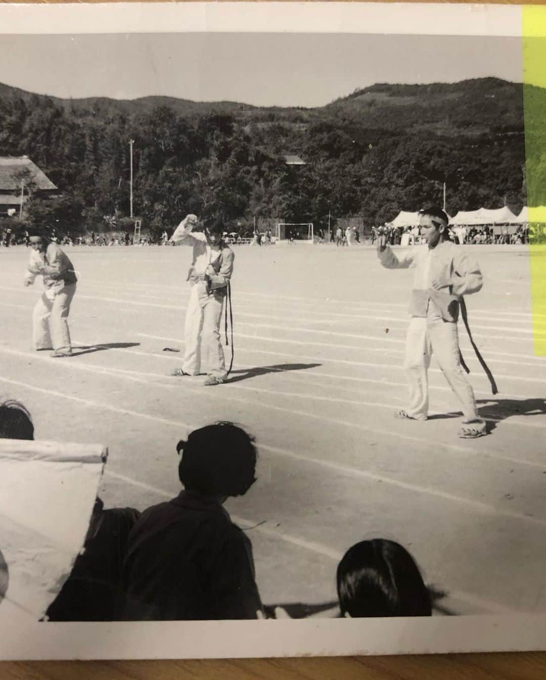 岩永洋昭さんのインスタグラム写真 - (岩永洋昭Instagram)「本日は、埼玉県川越市でのコンサートツアーでした🎙️  その最中、手渡しで頂いた僕の父親代わりだった天国の叔父さんの、同級生の方からのお手紙。  純烈に入らなかったら、見る事はなかったかもしれない、若き日の叔父さんの姿。  人間て、  心の奥底から、喜びと感謝の気持ちが溢れると、  笑顔なのに、涙が出てくるんだな〜、と。  山田さーん、  絶対波佐見に凱旋させて頂きますので、  待っとってねぇ〜！笑笑」6月8日 22時59分 - hiroaki.iwanaga