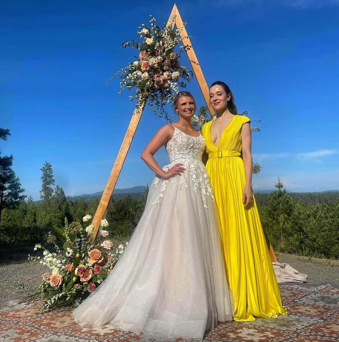 マリーナ・スコーシアーティのインスタグラム：「Three things: My cousin got married! Washington state is breathtaking. I am so so jet-lagged - send help. #mountainwedding #worldtraveler #jetset #washingtonstate #colbertwashington #spokanewashington #yellowdress #yellowgown」