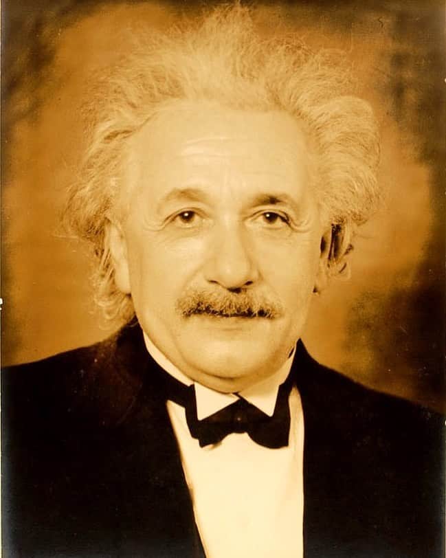 アルベルト・アインシュタインのインスタグラム：「#ThrowbackThursday: A portrait of Einstein taken in 1935 in Princeton.」