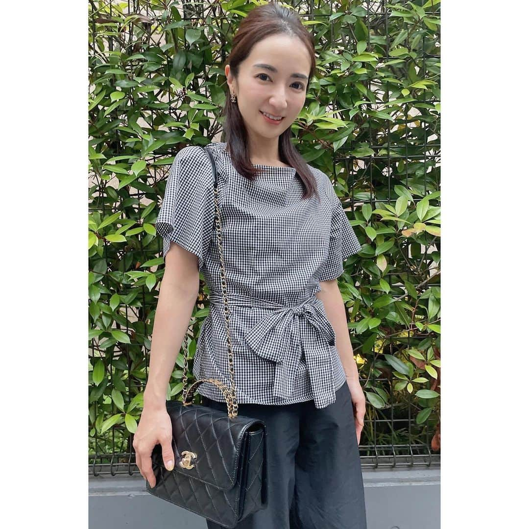 Mayuko Watanabe 渡辺真由子さんのインスタグラム写真 - (Mayuko Watanabe 渡辺真由子Instagram)「先日のコーデ♡ トップス→ @edist.store  パンツ→ @yanuk_official の展示会で購入した @moname.official のもの.•♬ サンダル→ @tsurubymarikooikawa  バッグ→ @chanelofficial   @edist.store では、今アウトレットセール実施中！ ファッションレンタルサービス EDIST. CLOSETでレンタル期間が過ぎても まだまだ着られる状態の良いアウトレットアイテムをスペシャル価格でご提供する事で衣類ロスを削減しているそうです✨ 3枚目の写真を見て貰えばわかりますが、 この写真のトップス5枚で5500円ってお得すぎませんか！？😍 その他にもボトムスセットやトップスボトムスセットもあるのでぜひチェックしてみてください😄💕 お財布にも環境にも優しい サステナブルな取り組みを私も応援したいと思います😊✨ @edist.store  #edistcloset #edistclosetコーデ #エディクロサステナsale#ギンガムチェック #tsurubymarikooikawa #tsuru #yanuk #ツルバイマリコオイカワ #ヤヌーク #ヤヌークデニム  #春服コーデ #春コーデ #ママコーデ #ママファッション #男の子ママ #男の子兄弟 #男の子兄弟ママ #カジュアルコーデ」6月8日 22時54分 - watanabe_mayuko