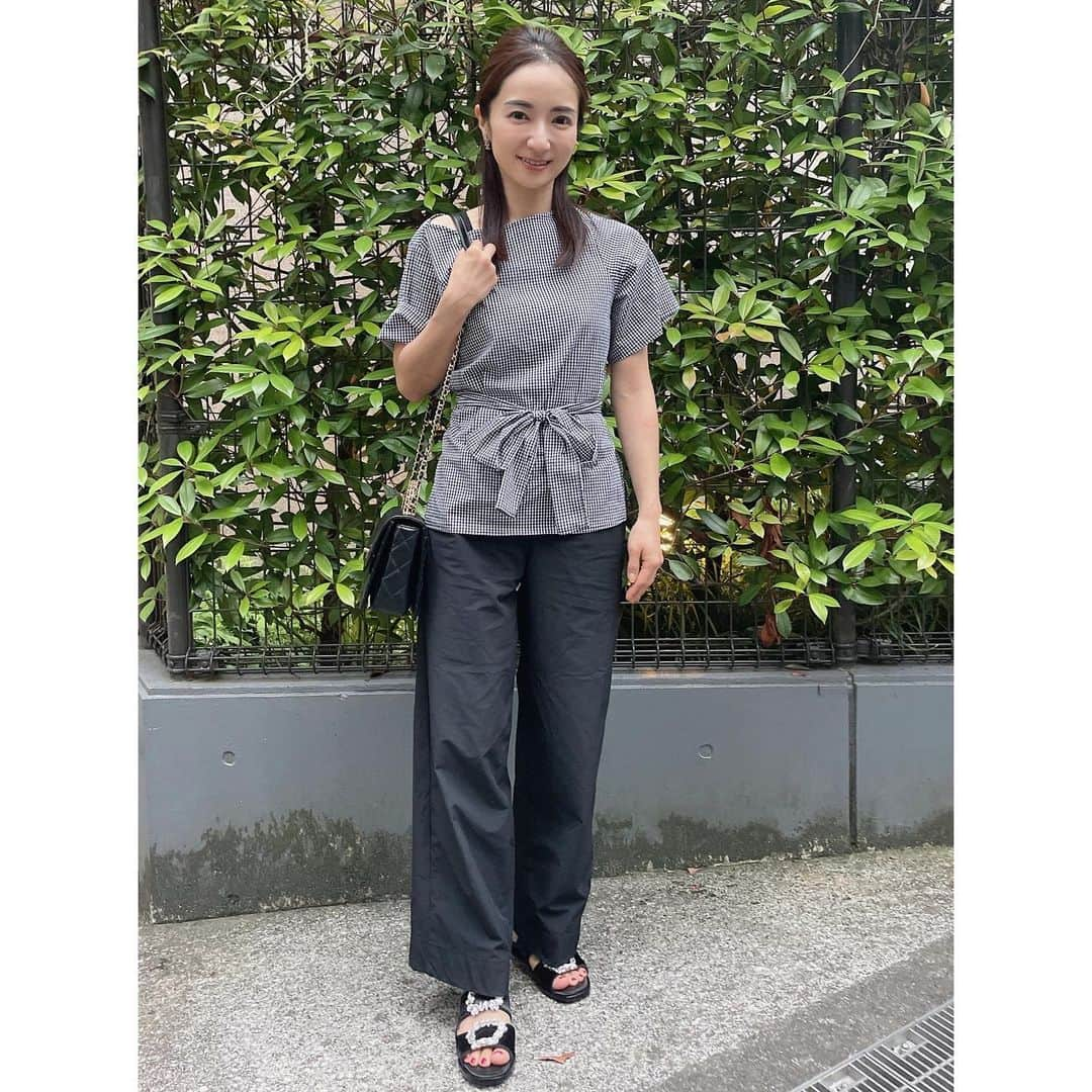 Mayuko Watanabe 渡辺真由子さんのインスタグラム写真 - (Mayuko Watanabe 渡辺真由子Instagram)「先日のコーデ♡ トップス→ @edist.store  パンツ→ @yanuk_official の展示会で購入した @moname.official のもの.•♬ サンダル→ @tsurubymarikooikawa  バッグ→ @chanelofficial   @edist.store では、今アウトレットセール実施中！ ファッションレンタルサービス EDIST. CLOSETでレンタル期間が過ぎても まだまだ着られる状態の良いアウトレットアイテムをスペシャル価格でご提供する事で衣類ロスを削減しているそうです✨ 3枚目の写真を見て貰えばわかりますが、 この写真のトップス5枚で5500円ってお得すぎませんか！？😍 その他にもボトムスセットやトップスボトムスセットもあるのでぜひチェックしてみてください😄💕 お財布にも環境にも優しい サステナブルな取り組みを私も応援したいと思います😊✨ @edist.store  #edistcloset #edistclosetコーデ #エディクロサステナsale#ギンガムチェック #tsurubymarikooikawa #tsuru #yanuk #ツルバイマリコオイカワ #ヤヌーク #ヤヌークデニム  #春服コーデ #春コーデ #ママコーデ #ママファッション #男の子ママ #男の子兄弟 #男の子兄弟ママ #カジュアルコーデ」6月8日 22時54分 - watanabe_mayuko