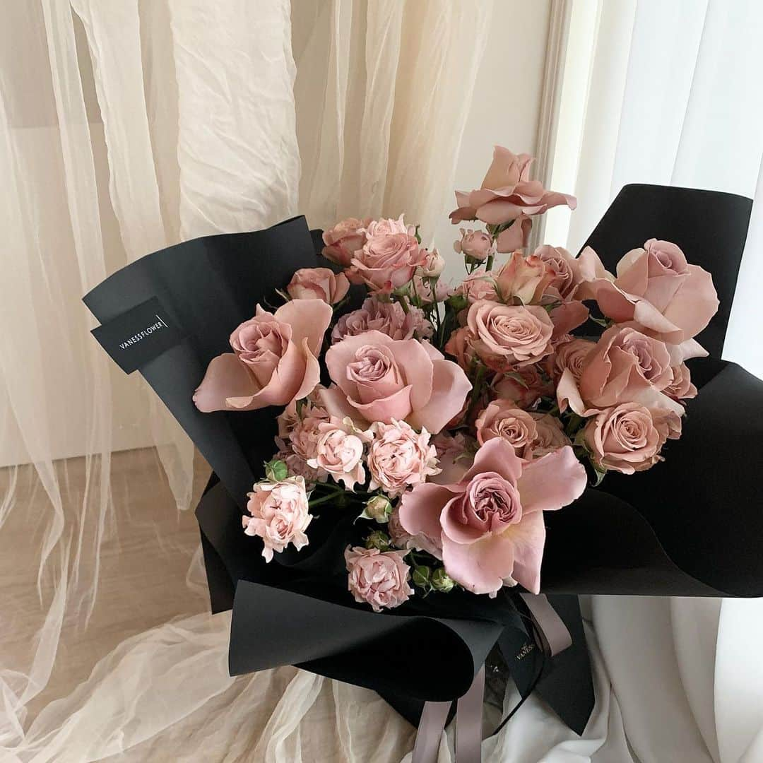 플로리스트 이주연 florist Lee Ju Yeonさんのインスタグラム写真 - (플로리스트 이주연 florist Lee Ju YeonInstagram)「. . Hand tied 🖤 . 바네스플라워 VANESS FLOWER . Katalk ID vaness52 E-mail vanessflower@naver.com . Paypal payment possible . 서울시 중구 청파로464 브라운스톤서울 101동2806호 📞02-545-6813  #vanessflower #florist #flowershop #handtied #flowerlesson #花束 #바네스플라워 #플로리스트 #꽃다발 #부케 #플로리스트학원 #플라워레슨 #중림동꽃집 #서울역꽃집 #꽃다발주문 #꽃수업 #꽃주문  #프로포즈이벤트 #프로포즈꽃다발 #프로포즈」6月8日 23時06分 - vanessflower