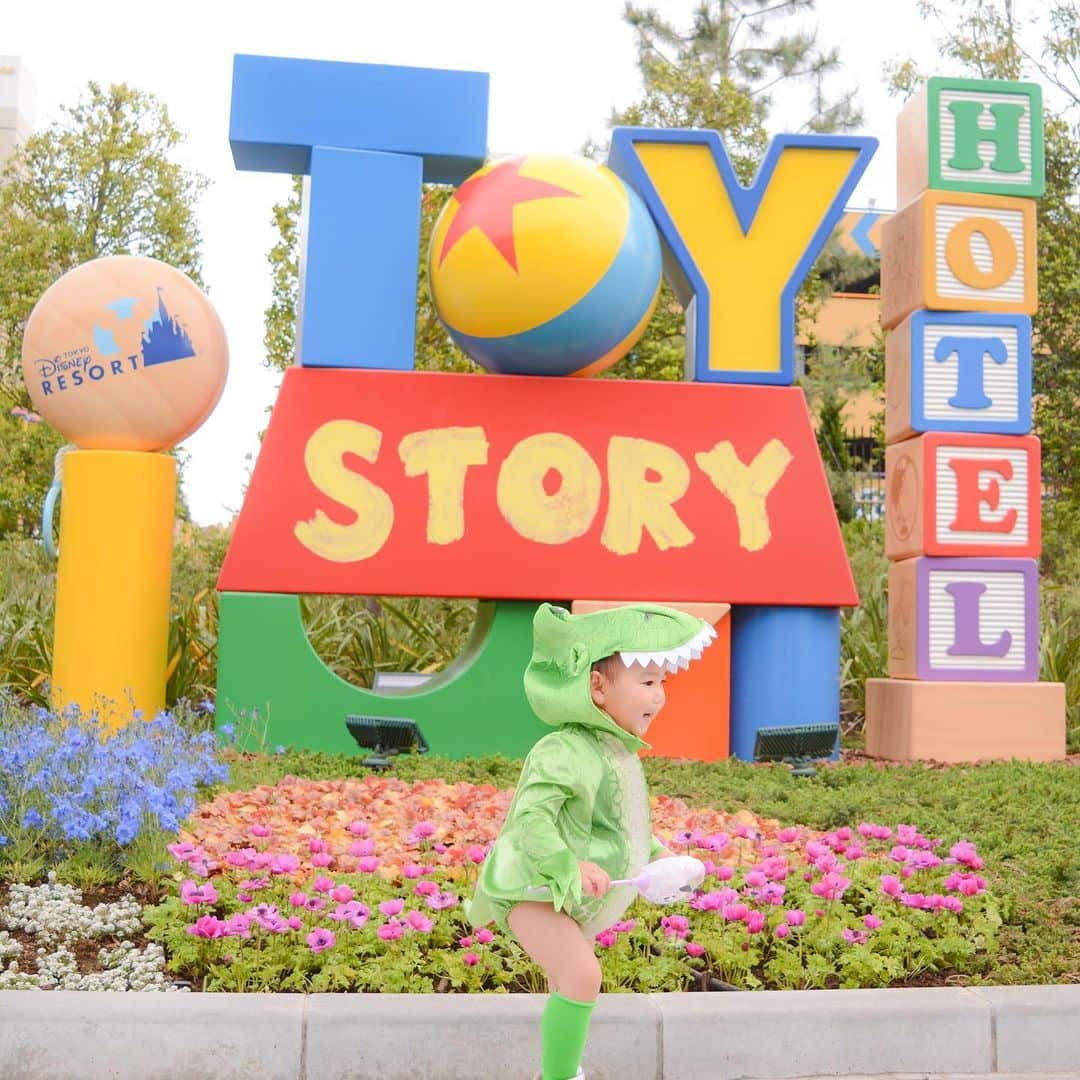 ayapan?NOFFCIALのインスタグラム：「. . まじで赤ちゃんのコスプレって罪深い🥹🫶🫶🫶  #toystory #toystoryhotel #disney #ディズニー #子連れディズニー #お泊まりディズニー #トイストーリーホテル #着ぐるみ #赤ちゃん連れ旅行 #赤ちゃん #レックス #リトルグリーンメン #ニモ #ディズニーコーデ」