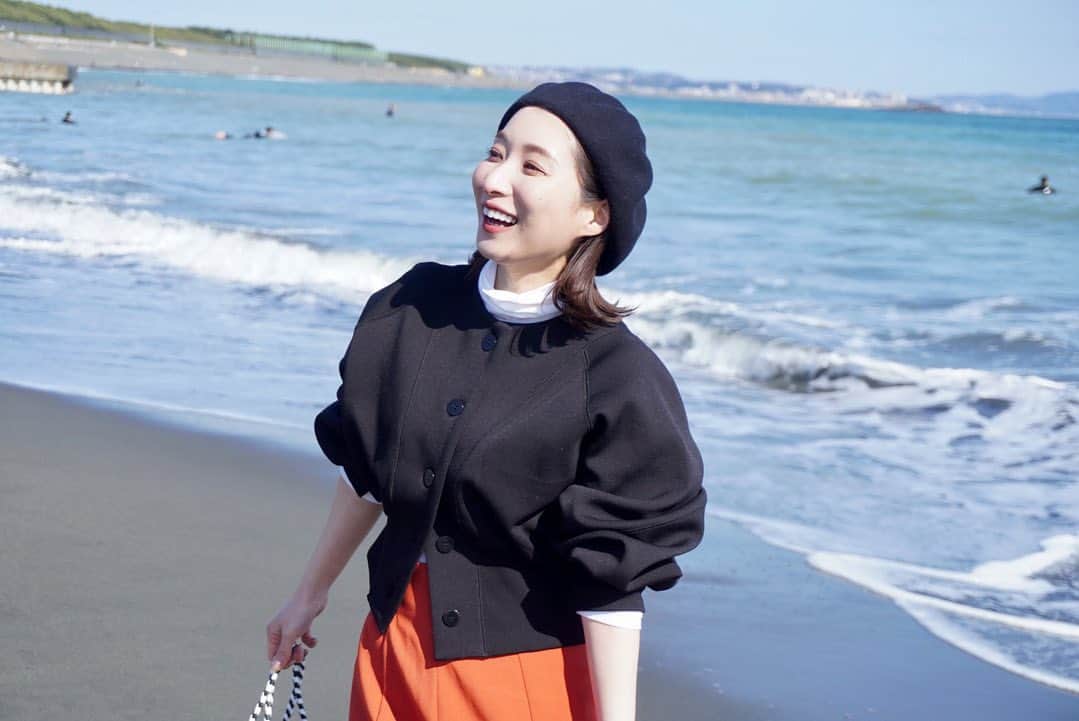 のインスタグラム：「そろそろ .  ほんもんのビーチに 行きたい。笑  梅雨明けしたら、 海行こー！！！！！！  ビーチバレーボールの試合を たくさん観ている今日この頃。  マイナビジャパンビーチバレーボールツアー2023では、 渋谷や横浜赤レンガ倉庫など、 都市でも開催しています！ より多くの方に、 ビーチバレーボールの魅力を知っていただくために、 今シーズン取り入れていますよ♡  ぜひ、お近くの方は、 お立ち寄りくださいね🌹  はぁ、海行きたい！  . #ビーチバレー  #海 #ビーチ #フリーアナウンサー #スポーツキャスター #山田桃子」