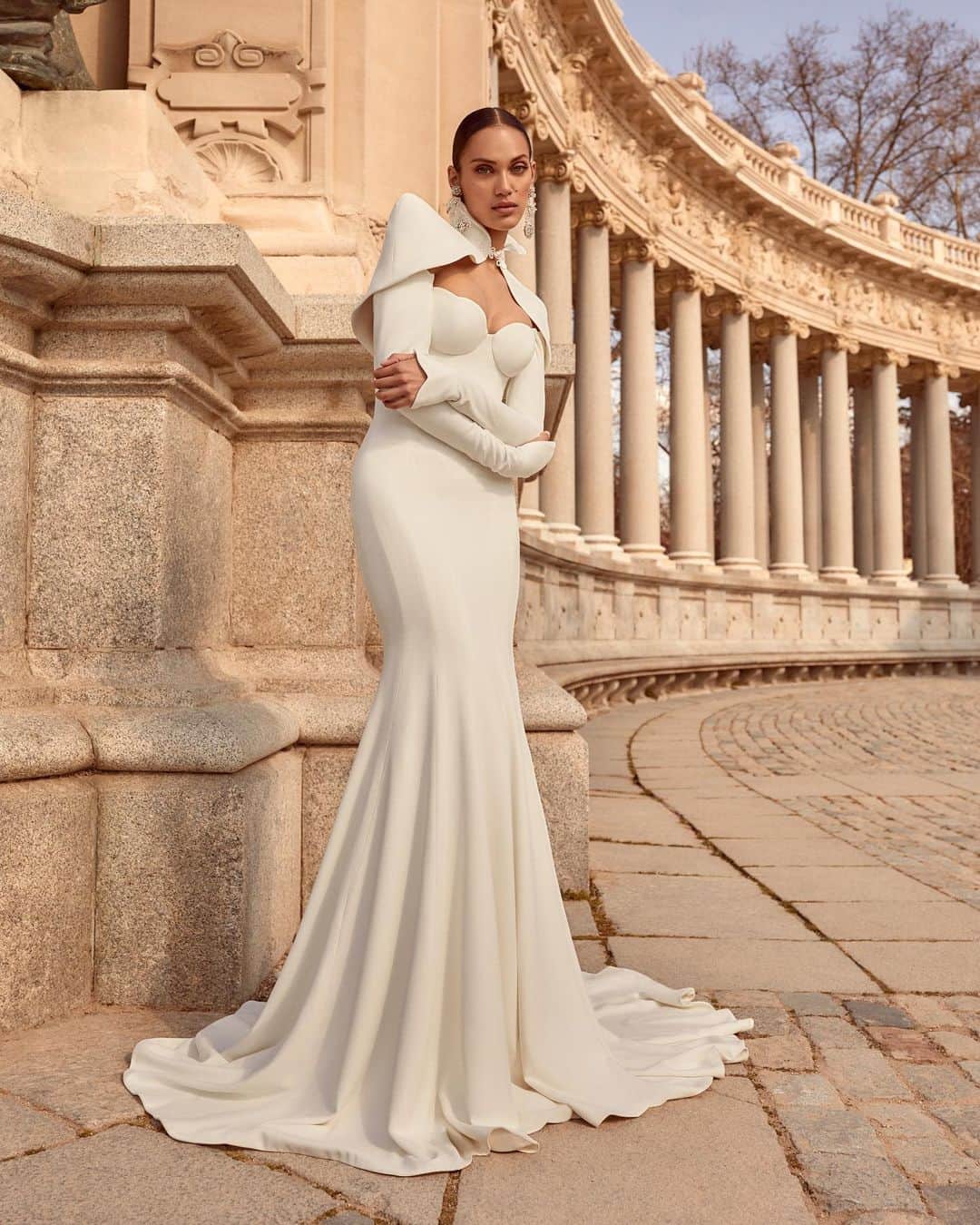 Galia Lahavさんのインスタグラム写真 - (Galia LahavInstagram)「More from Amor | PALOMA, the gown that offers multiple looks.   Off-the-shoulder, strapless, long-sleeves, mermaid, A-line…art, no matter which way. Tell us in the comments below how you would wear #GaliaLahav Paloma 🤍」6月11日 0時00分 - galialahav