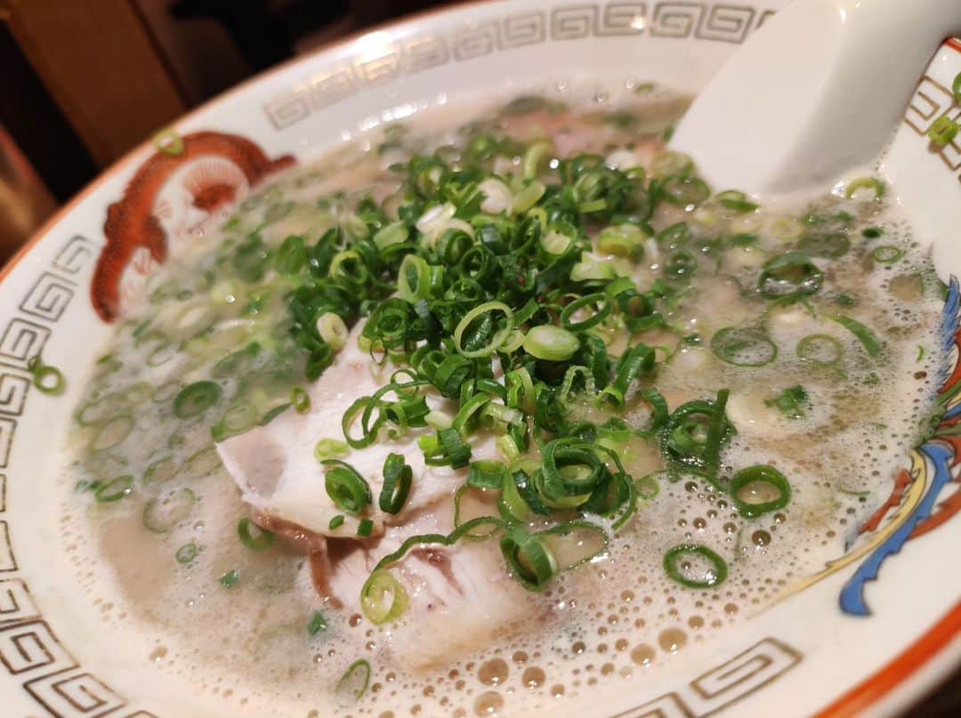 つけMen野郎のインスタグラム：「博多ラーメン 博多ラーメンでぶちゃん 新宿ダンジョンをクリアしてラスボスに高田馬場でぶちゃん。キャッシュレスオンリースタイル賛成派。麺の硬さは柔め以外は受け付けない。スープはがっちり豚骨スタイルで、豚骨臭プンプンでうまみもがっつり。こりゃうまいわ。これがこんな繁華街で夜遅くまで営業してるんだもの。高田馬場いいっすね。ニンニクはプレス式でフレッシュ。紅生姜、辛子高菜もうまかった。いつか呑み食い〆ラーのコースもでぶちゃんでやってみたい。」