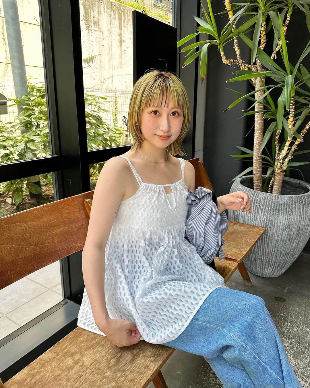 ARISAのインスタグラム：「ㅤㅤㅤㅤㅤㅤㅤㅤㅤㅤㅤㅤㅤ ㅤㅤㅤㅤㅤㅤㅤㅤㅤㅤㅤㅤㅤ ㅤㅤㅤㅤㅤㅤㅤㅤㅤㅤㅤㅤㅤ 夏〜！なstyling🍉 ㅤㅤㅤㅤㅤㅤㅤㅤㅤㅤㅤㅤㅤ 今年絶対に買うべき、 ミニキャミワンピ。 ㅤㅤㅤㅤㅤㅤㅤㅤㅤㅤㅤㅤㅤ キャミにデニムで 程よくヘルシーに💋 ㅤㅤㅤㅤㅤㅤㅤㅤㅤㅤㅤㅤㅤㅤㅤㅤㅤㅤㅤㅤㅤㅤㅤㅤㅤㅤ 11日(日)0:00〜 ZOZO先行で発売です🤫♡ ㅤㅤㅤㅤㅤㅤㅤㅤㅤㅤㅤㅤㅤ ㅤㅤㅤㅤㅤㅤㅤㅤㅤㅤㅤㅤㅤ ㅤㅤㅤㅤㅤㅤㅤㅤㅤㅤㅤㅤㅤ ㅤㅤㅤㅤㅤㅤㅤㅤㅤㅤㅤㅤㅤ #チャオパニック#チャオコーデ#チャオ#キャミワンピ#ミニキャミワンピ #ミニワンピ#ウルフ#ウルフカット#ローライト#ローライヘア#ヘアアレンジ#ネオンカラー#ルーツカラー#イエローヘアー#派手髪 #ハイトーンカラー #デニム#デニムコーデ」