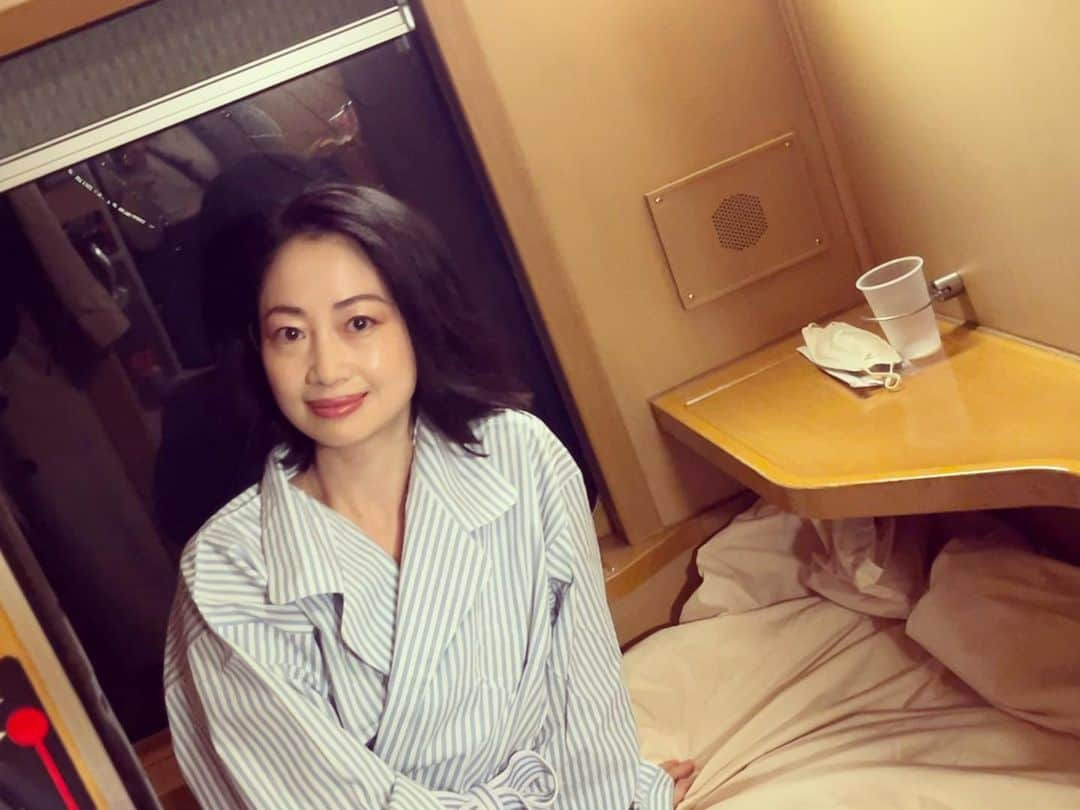 肘井美佳のインスタグラム：「Provided pajama in the sleeper train was not so bad.  噂の？パジャマです！  寝台車のパジャマに全然期待をしていなかったのですが（ごめんなさい）、これは意外と可愛いのでは？？？  夜と寝室とパジャマで少し大人な雰囲気… （いや年齢的には十分大人）  うん、やっぱり可愛いよこのパジャマは！ と、旅のテンションが上がった夜でした。 （そして爆睡）  ※ハーフタイムツアーズのオンエアは公式YouTubeチャンネルより観られます （観てね〜）  #halftimetours # sleepertrain #nighttrain #ハーフタイムツアーズ #サンライズ出雲  #目を閉じるとガタンゴトン #揺れながら寝る旅 #とっても楽しかった #私は音鉄かもしれない」