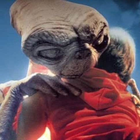 森本千絵さんのインスタグラム写真 - (森本千絵Instagram)「E.T.  やっと、7歳むすめと E.T.を観ることが叶いました。  ずっと怖そう、気持ち悪い、嫌だと 3歳ぐらいから拒まれ続け 本日、お気に入りに認定してもらえました。  久しぶりに観ましたが やはり、名作。 お別れの時に感じる痛みを 分かち合う瞬間 母ちゃん号泣w  むすめは、 「どうせ、ママはこれ何回も観て同じところで泣いてるんでしょ」と  冷めた意見…  最近、名作をインプットするのは 今だと感じてます なんでも吸収するし、字幕も読めるようになったし 2時間集中できるようになったので。  つまり7歳（小2）が映画、音楽、舞台など 観るもの聴くものすべて影響する気がします。  これまでは何だったんだー。ぜんぜん覚えてないではないか。 ということ多いので、再度あれやこれも共に体感しようと思います。」6月8日 23時12分 - chiemorimoto_goen