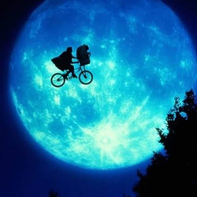 森本千絵さんのインスタグラム写真 - (森本千絵Instagram)「E.T.  やっと、7歳むすめと E.T.を観ることが叶いました。  ずっと怖そう、気持ち悪い、嫌だと 3歳ぐらいから拒まれ続け 本日、お気に入りに認定してもらえました。  久しぶりに観ましたが やはり、名作。 お別れの時に感じる痛みを 分かち合う瞬間 母ちゃん号泣w  むすめは、 「どうせ、ママはこれ何回も観て同じところで泣いてるんでしょ」と  冷めた意見…  最近、名作をインプットするのは 今だと感じてます なんでも吸収するし、字幕も読めるようになったし 2時間集中できるようになったので。  つまり7歳（小2）が映画、音楽、舞台など 観るもの聴くものすべて影響する気がします。  これまでは何だったんだー。ぜんぜん覚えてないではないか。 ということ多いので、再度あれやこれも共に体感しようと思います。」6月8日 23時12分 - chiemorimoto_goen