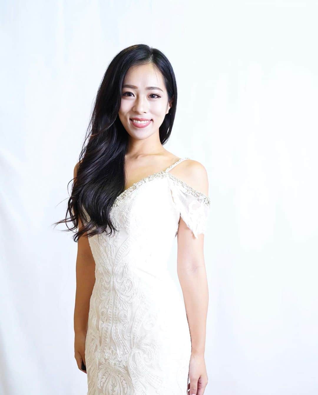 絹野志朋のインスタグラム：「🤍  どんな時でも初心忘れるべからずで、 最初に挑戦した時の ワクワクやドキドキを持ち続ける💖  なりたい自分や、なりたい人生の イメージを明確に持つこと😊  "今"というチャンスを逃さずに タイミングを掴むこと😊  中途半端にやらずに 本気で、全力で、取り組むこと😊  小さな行動でも ずっとずっとやり続けること😊  心のスイッチが入ると、 毎日のキラキラ感も増し増し✨✨  周りにいてくれる人たちのおかげで わたしの心の器の中に "幸せ" と "やる気" と "感謝" が ぎゅーぎゅーに詰まってます💓💓  今から、今日から、 また新しい人生の始まり〜〜〜 .」