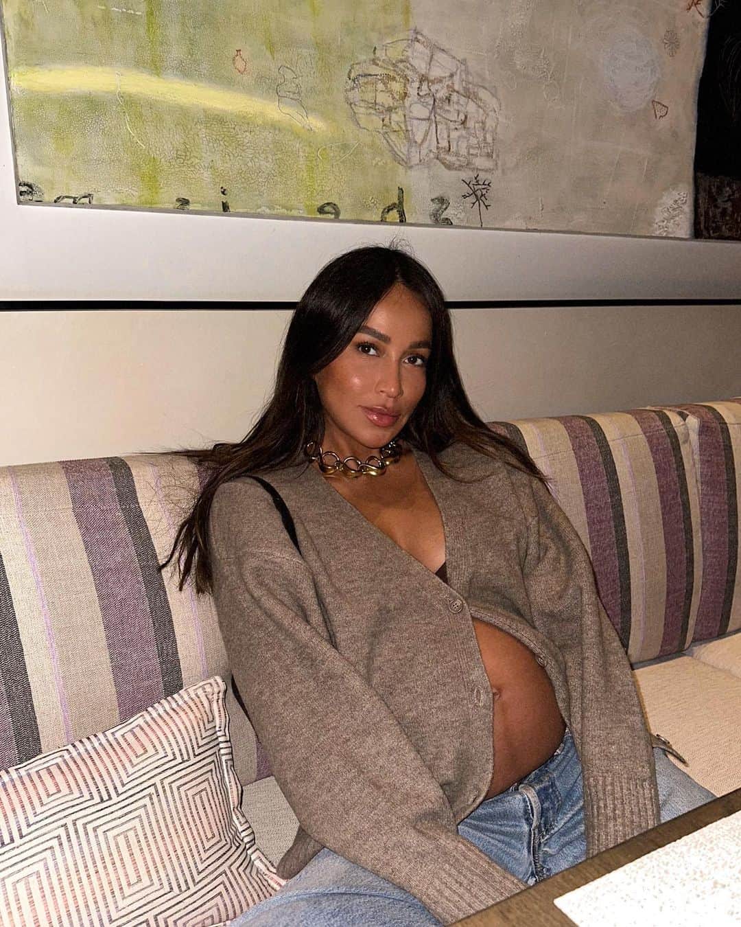 ジュリー・サリニャーナのインスタグラム：「A few of you asked me over in DM if I missed my belly… and although I’m so happy and in love to have my little baby Matisse here with us now, I do miss having my baby bump at times, is that weird? It was such a fun and beautiful pregnancy for me and knowing I had my little one with me 24/7 was amazing, he was a part of me and my everyday. I felt the most confident and beautiful I’ve ever felt with my bump! It was truly a magical time! Having Matisse now IRL is the best gift I’ve ever received! I’m so grateful! 🫶🏽✨🤰🏽  To my baby mamas- do you miss your baby bump sometimes too? Share! #babybelly」